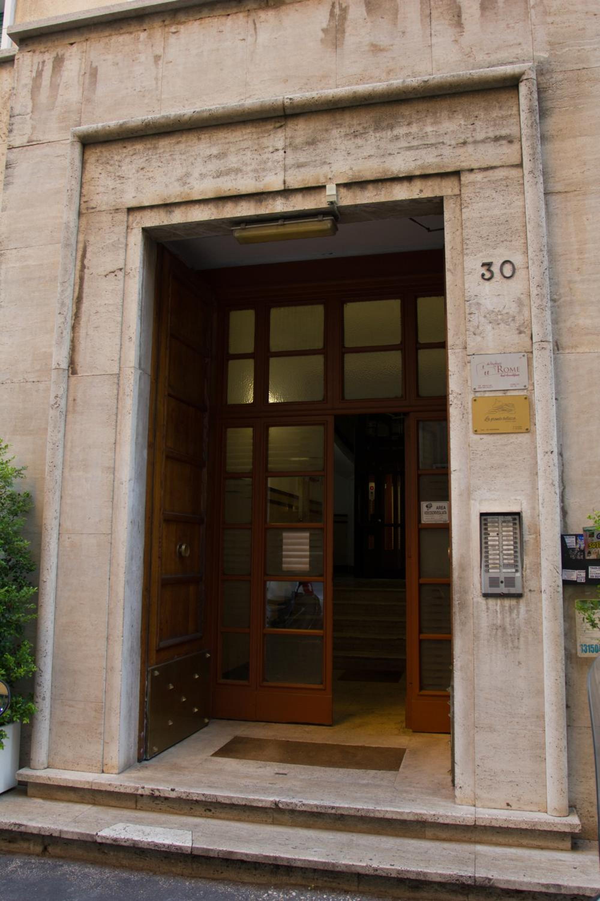 Windows on Rome en Rome — building