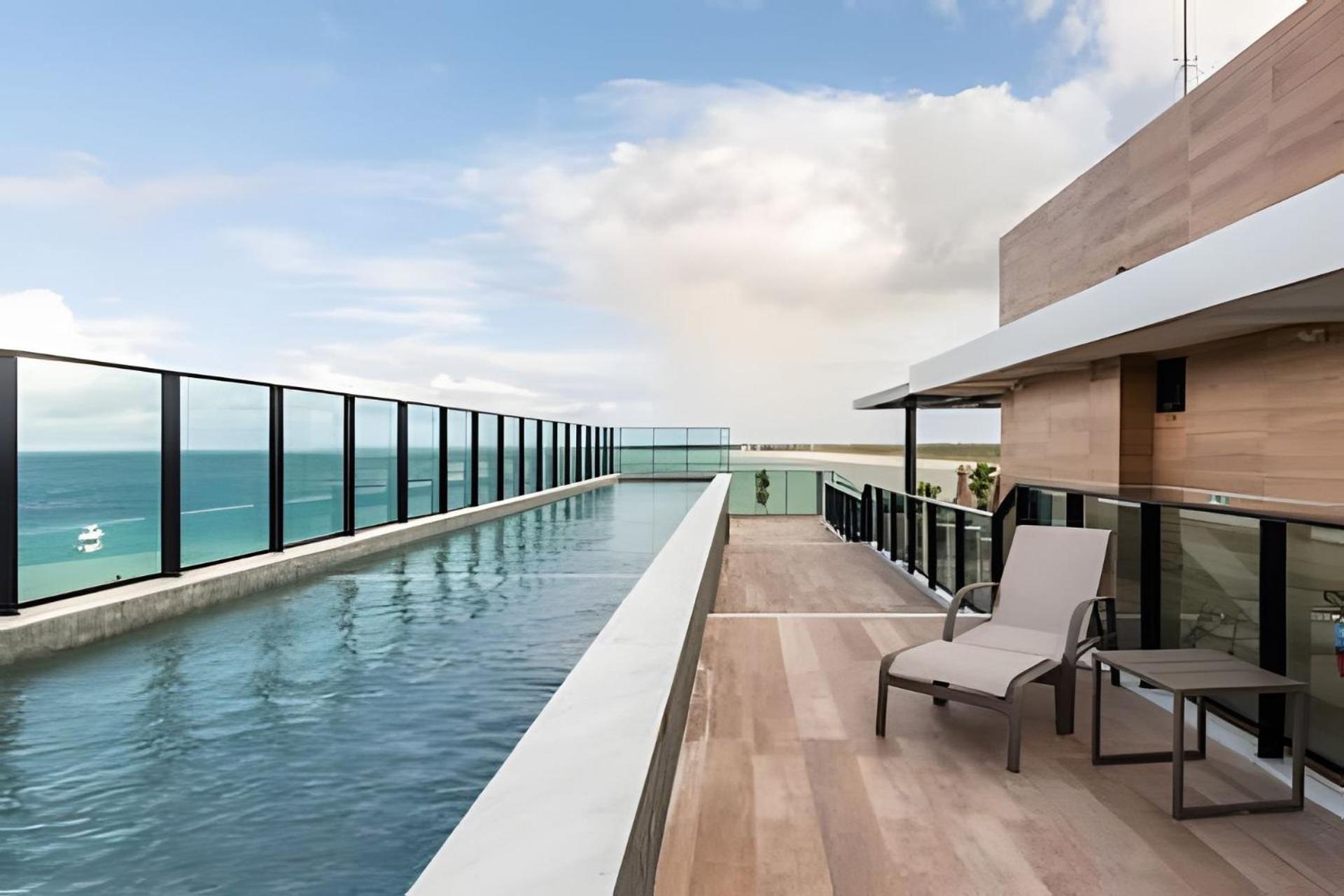 Beachfront flat at Porto de Galinhas beach, close to the natural pools.