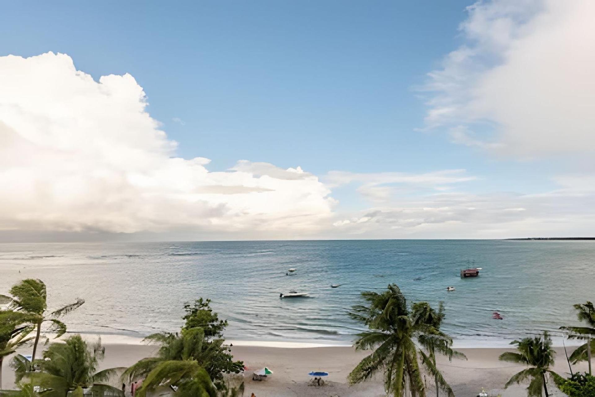 Beachfront flat at Porto de Galinhas beach, close to the natural pools.