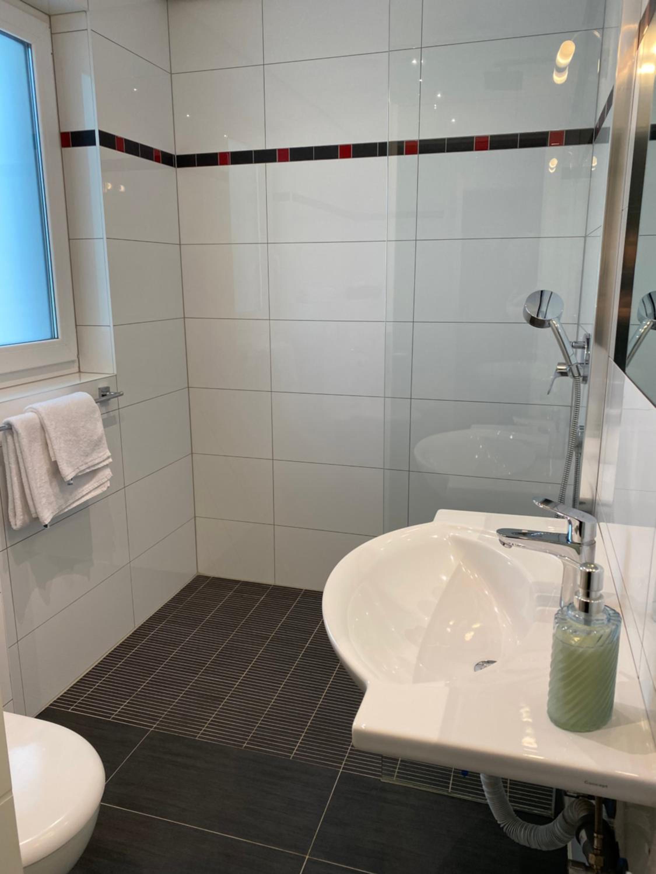 Modernes Ferienhaus mit 2 Balkonen, Terrasse und Garten !