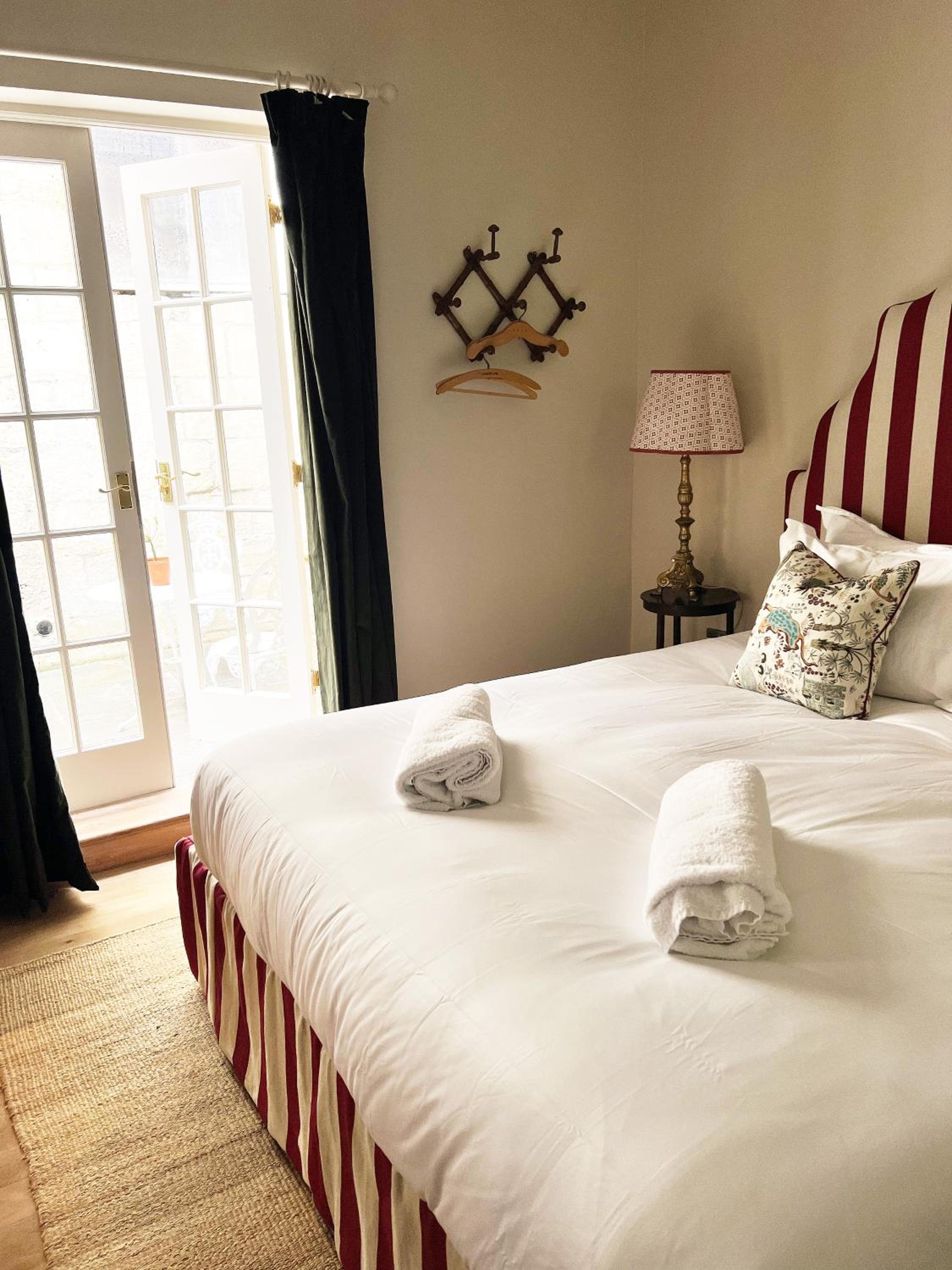 Luxury Central Bath Apartment with Private Sauna view 4