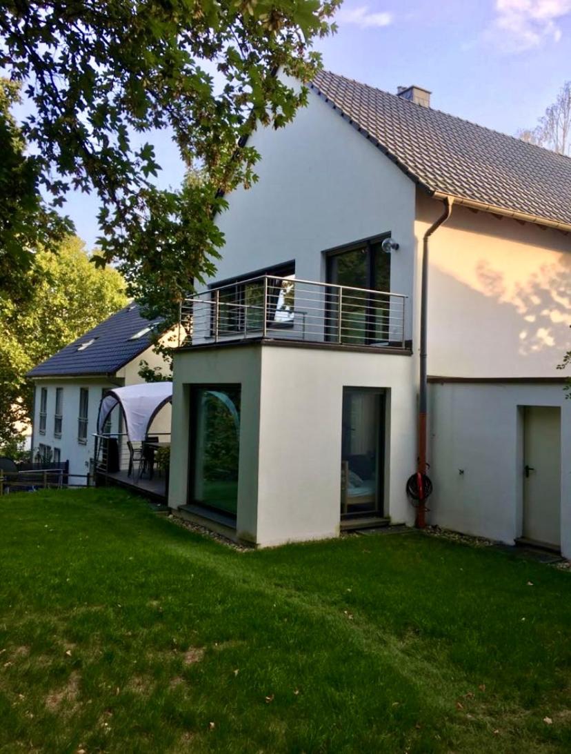 Modernes Ferienhaus mit 2 Balkonen, Terrasse und Garten !