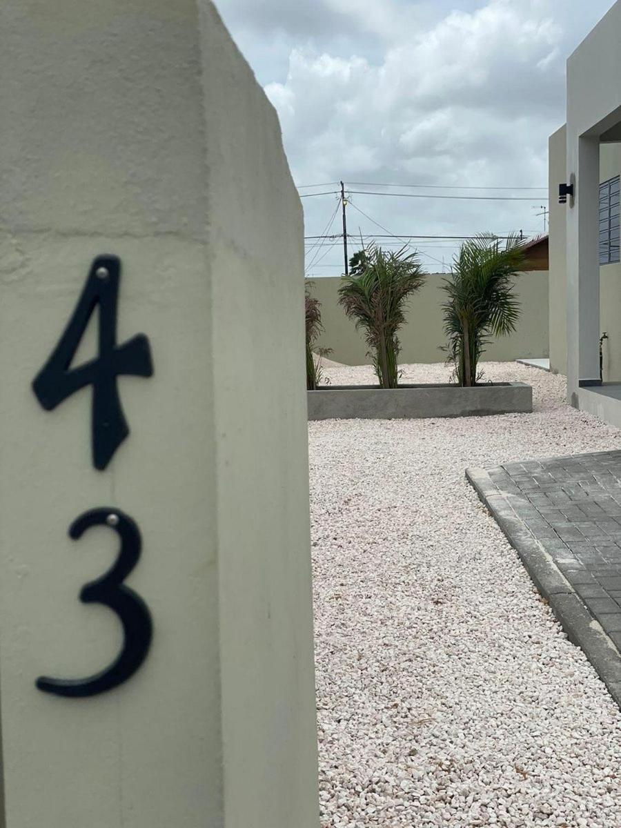 Villa Cuarenta-Y-Tres, Mambo Beach