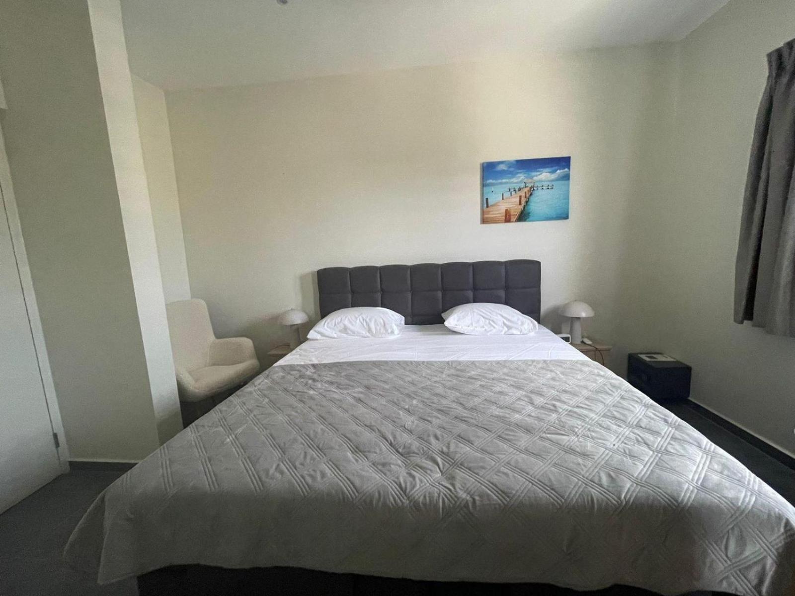 Villa Cuarenta-Y-Tres, Mambo Beach