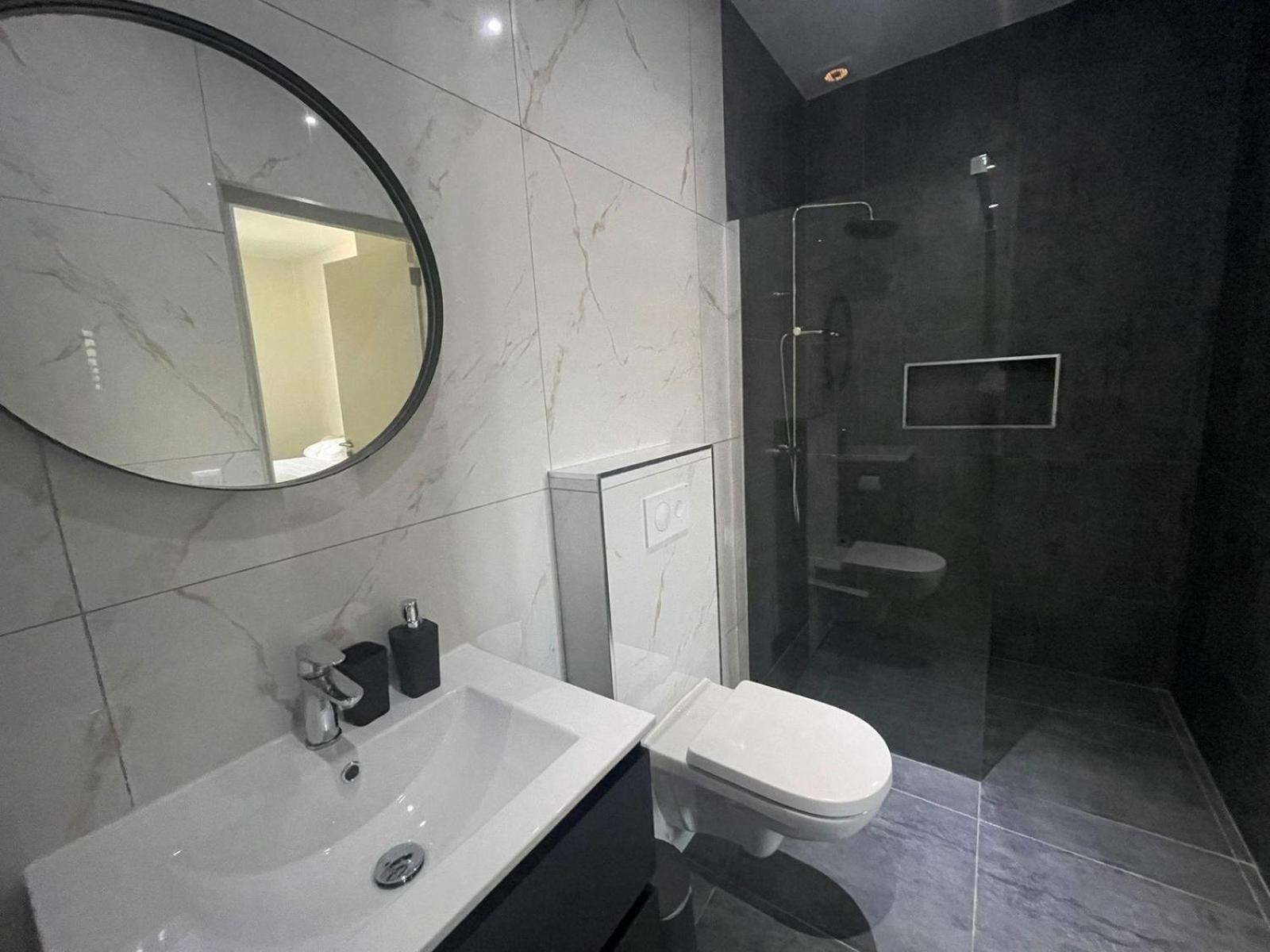 Villa Cuarenta-Y-Tres, Mambo Beach