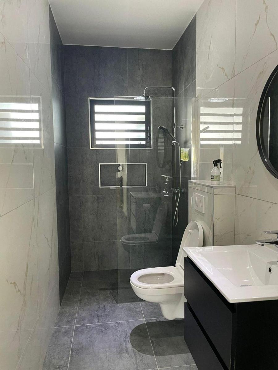 Villa Cuarenta-Y-Tres, Mambo Beach