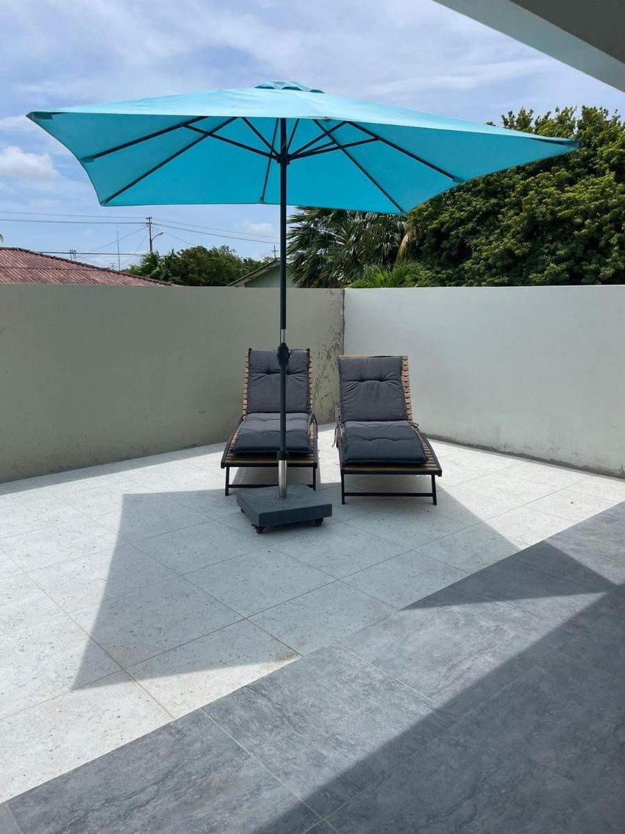 Villa Cuarenta-Y-Tres, Mambo Beach