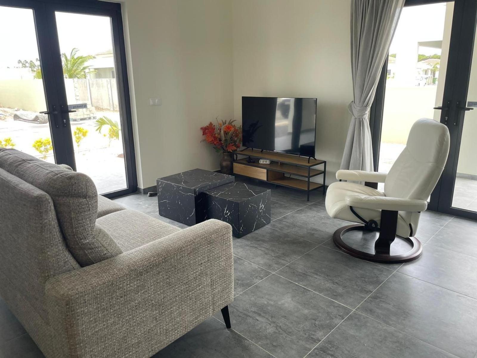 Villa Cuarenta-Y-Tres, Mambo Beach