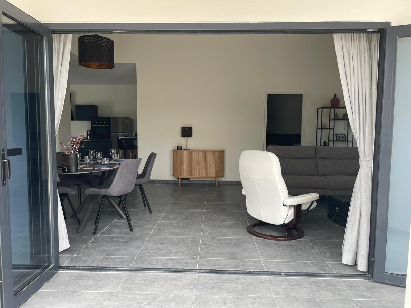 Villa Cuarenta-Y-Tres, Mambo Beach
