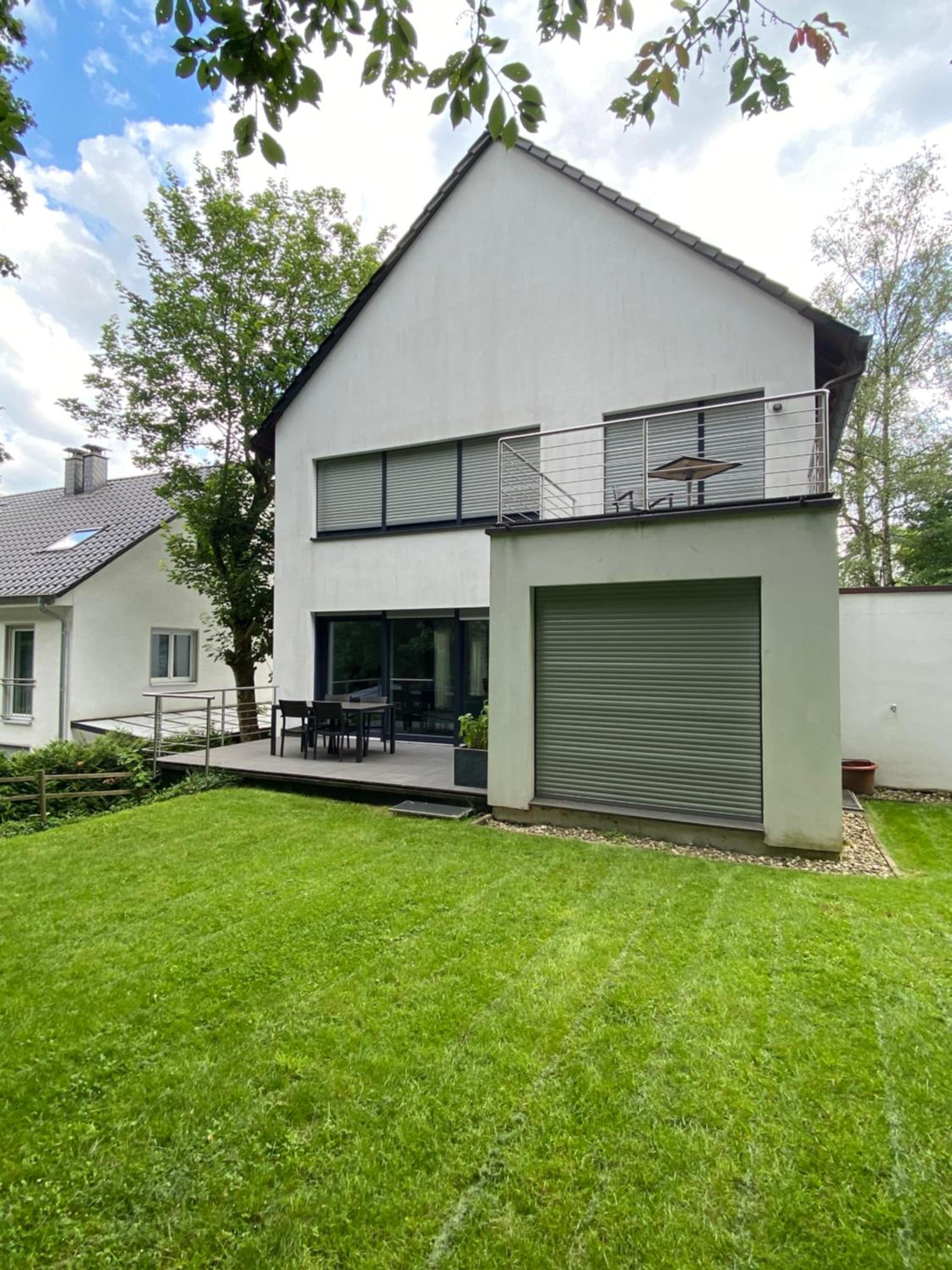 Modernes Ferienhaus mit 2 Balkonen, Terrasse und Garten !