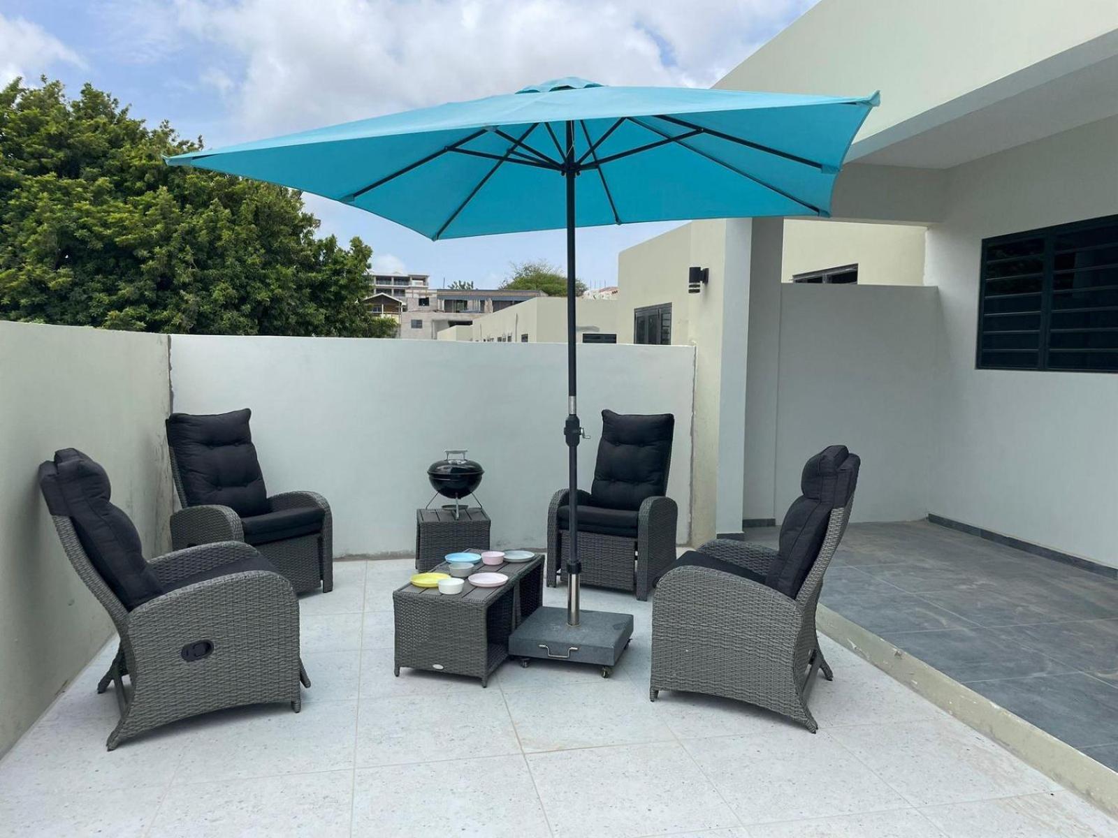 Villa Cuarenta-Y-Tres, Mambo Beach