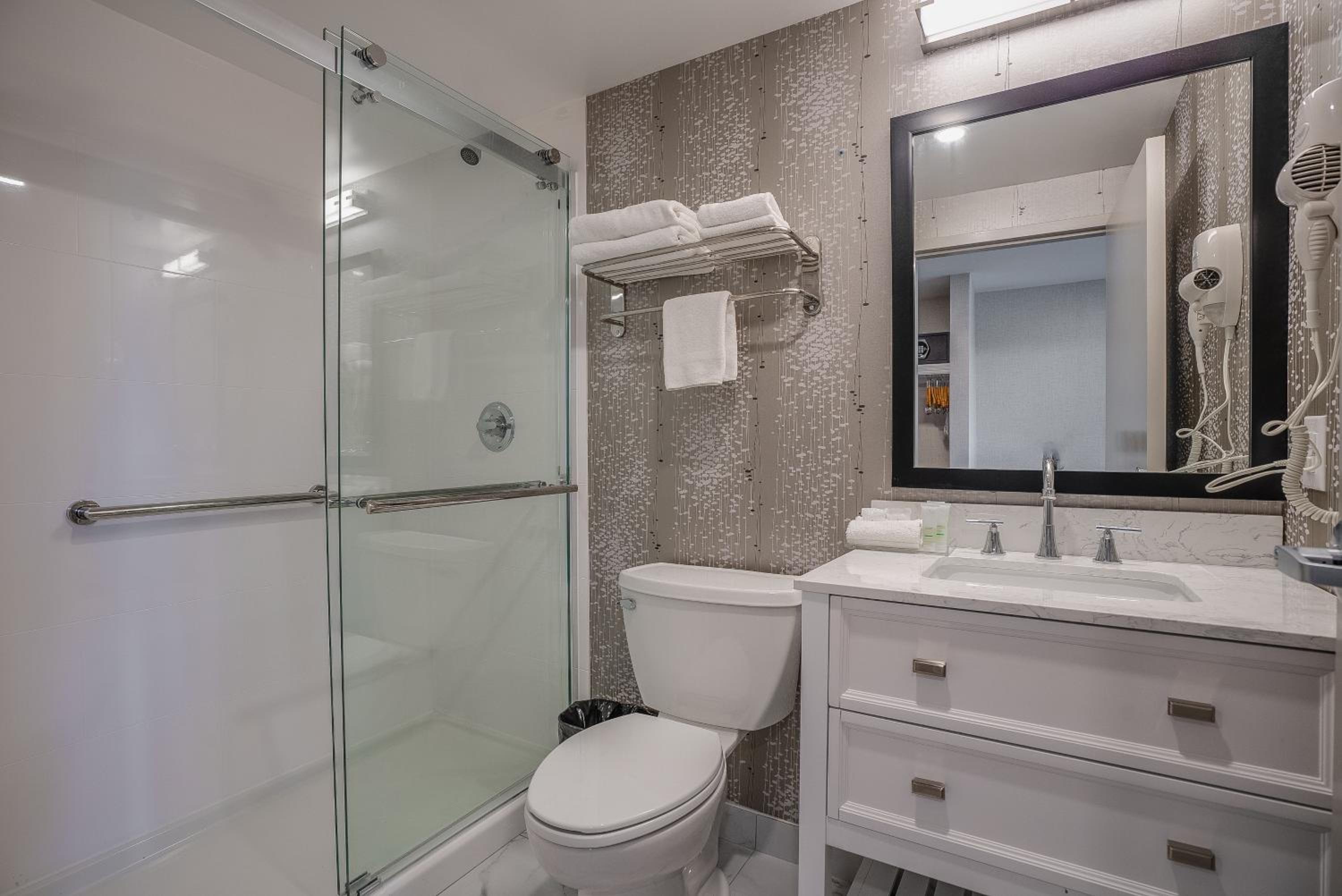 Monte Carlo Inn Oakville Suites - Property Image 55