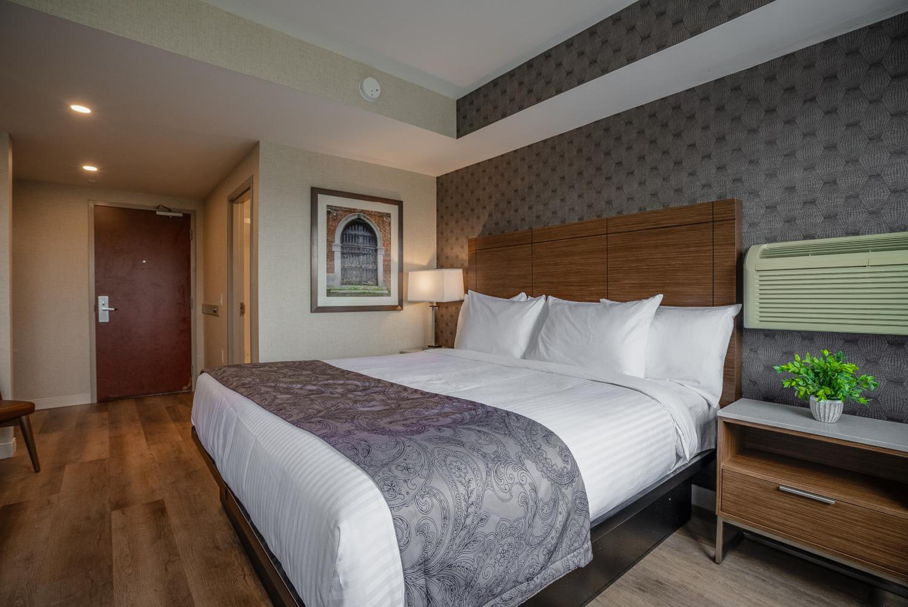 Monte Carlo Inn Oakville Suites - Property Image 33