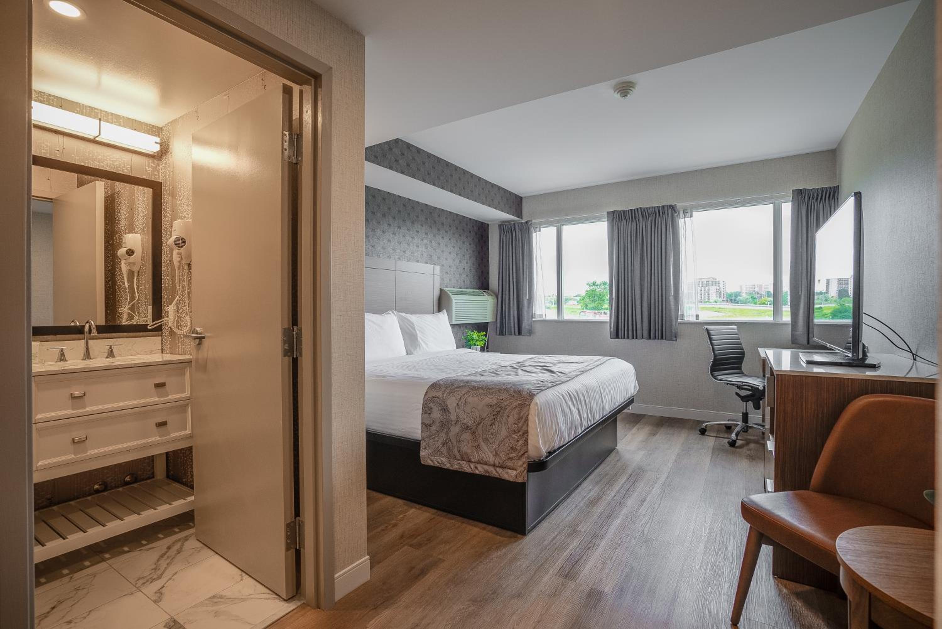 Monte Carlo Inn Oakville Suites - Property Image 1