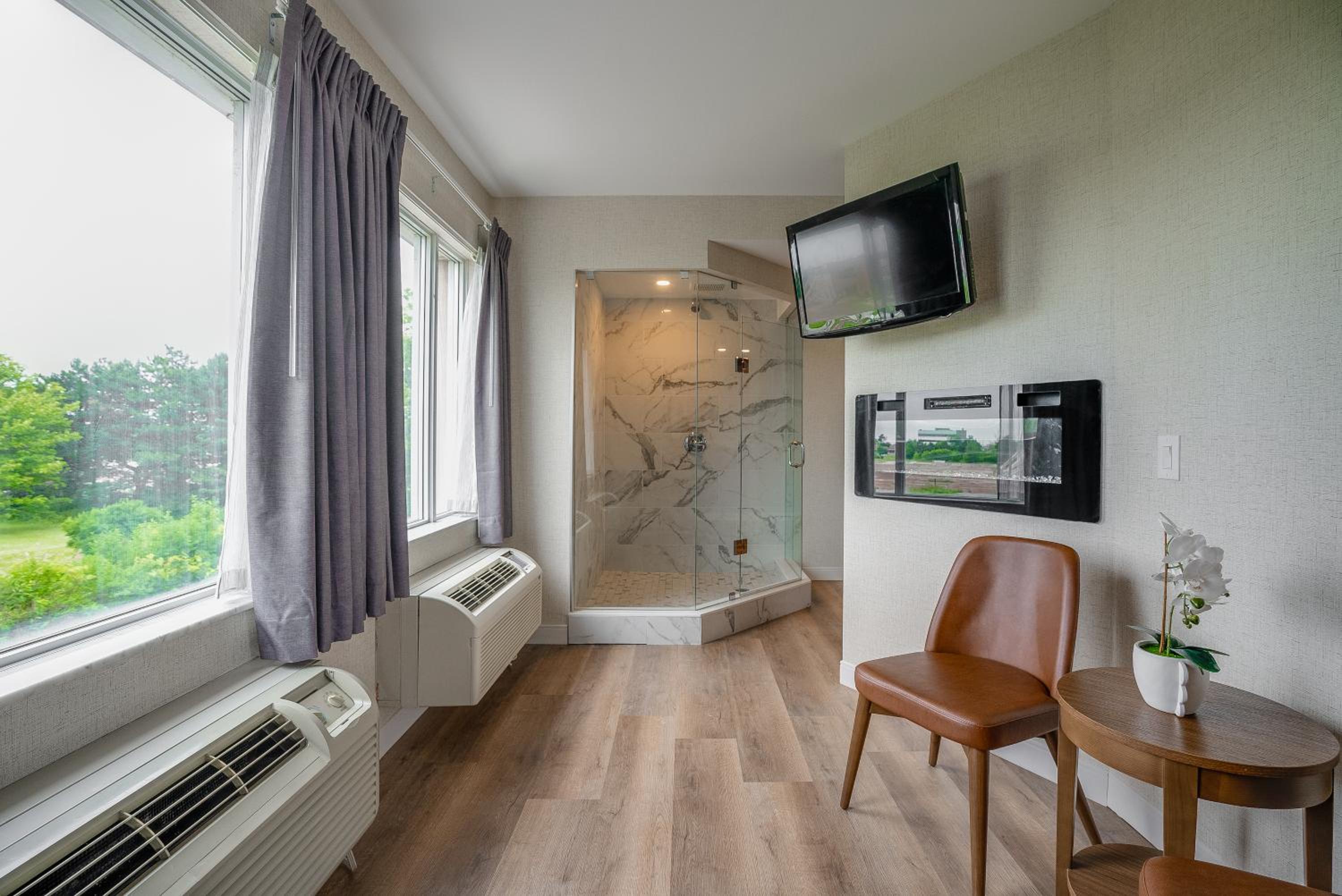 Monte Carlo Inn Oakville Suites - Property Image 20