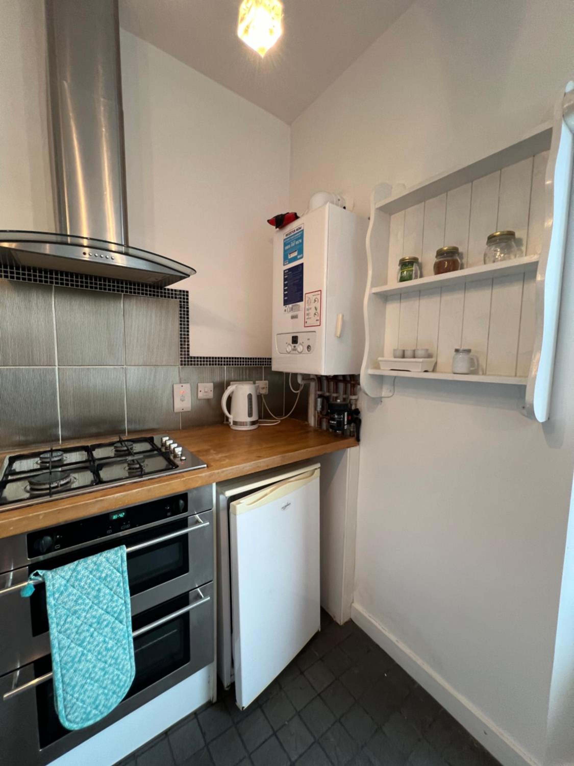 Stunning 2 bed flat in central Canton, Cardiff view 5