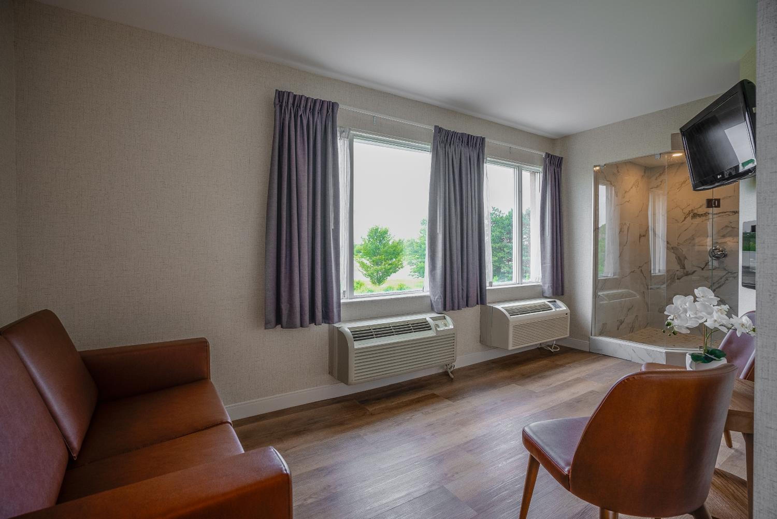 Monte Carlo Inn Oakville Suites - Property Image 28