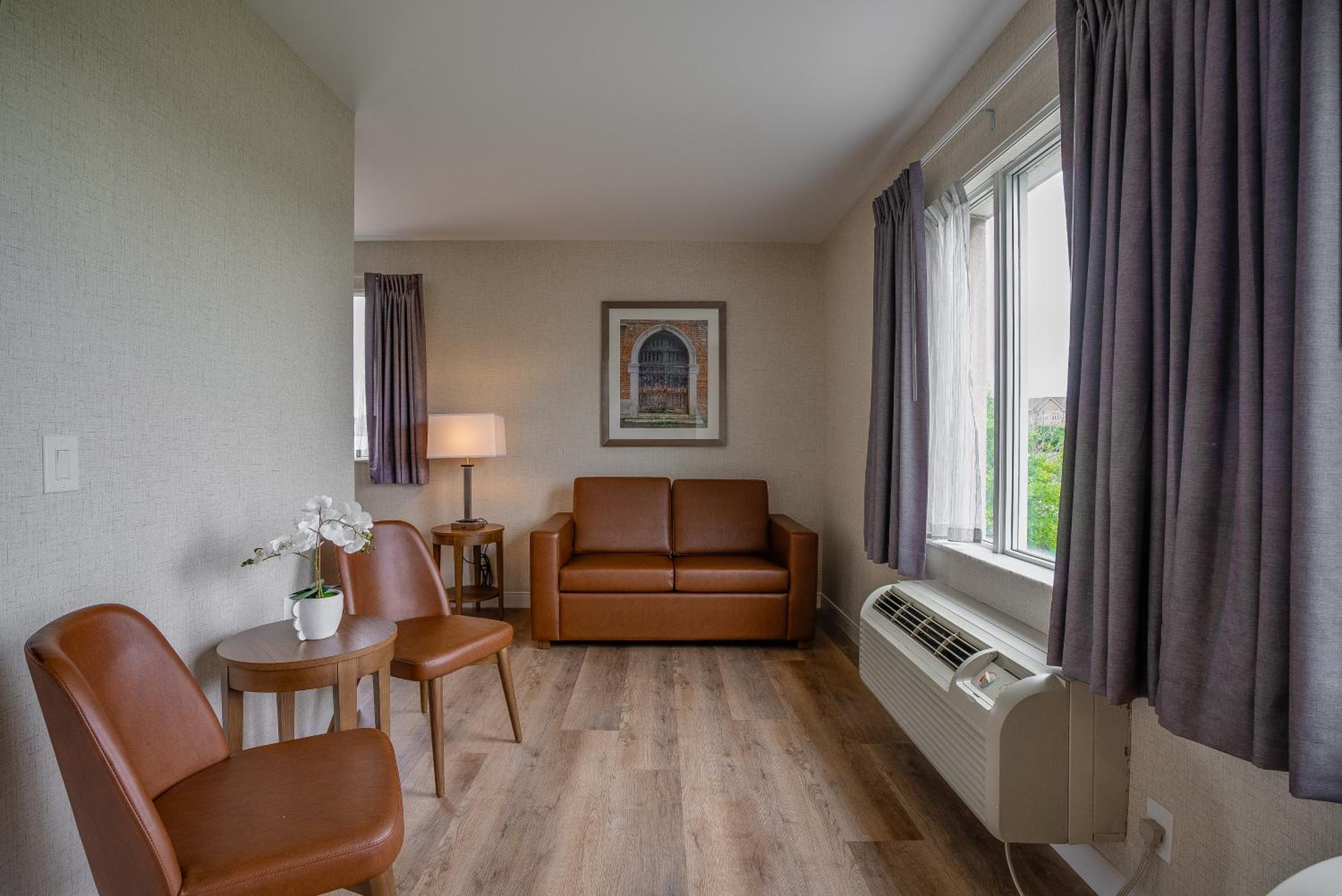 Monte Carlo Inn Oakville Suites - Property Image 30