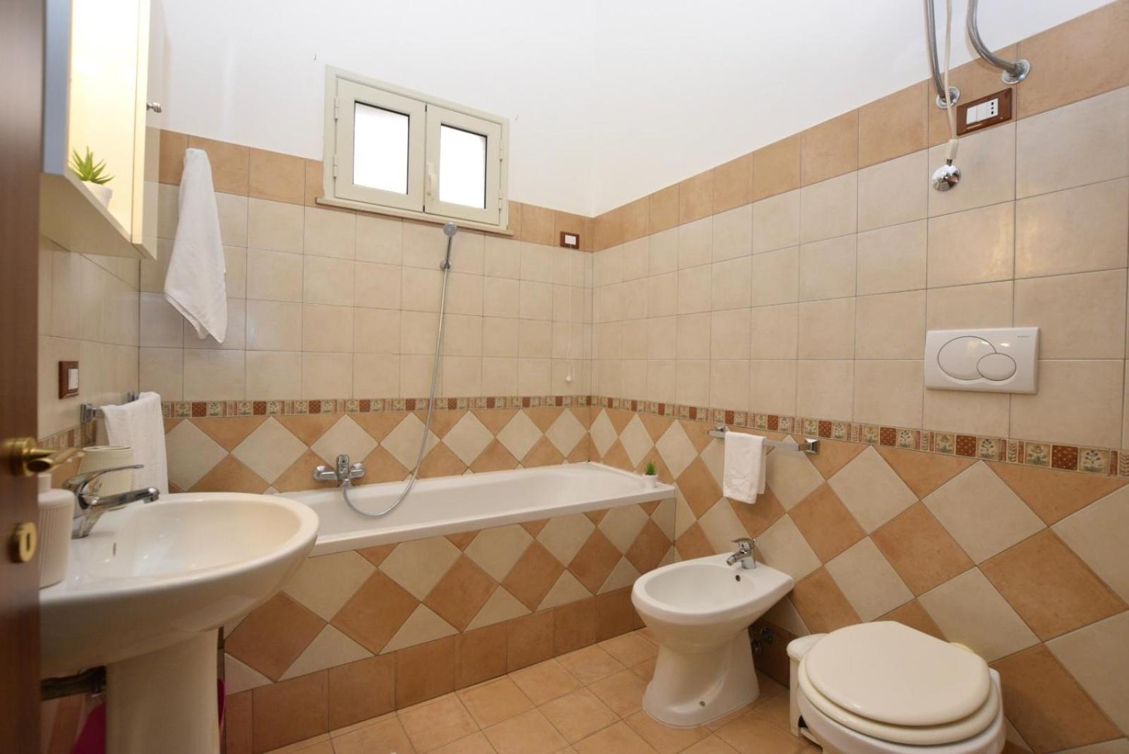 Ficus house en Noto — bathroom
