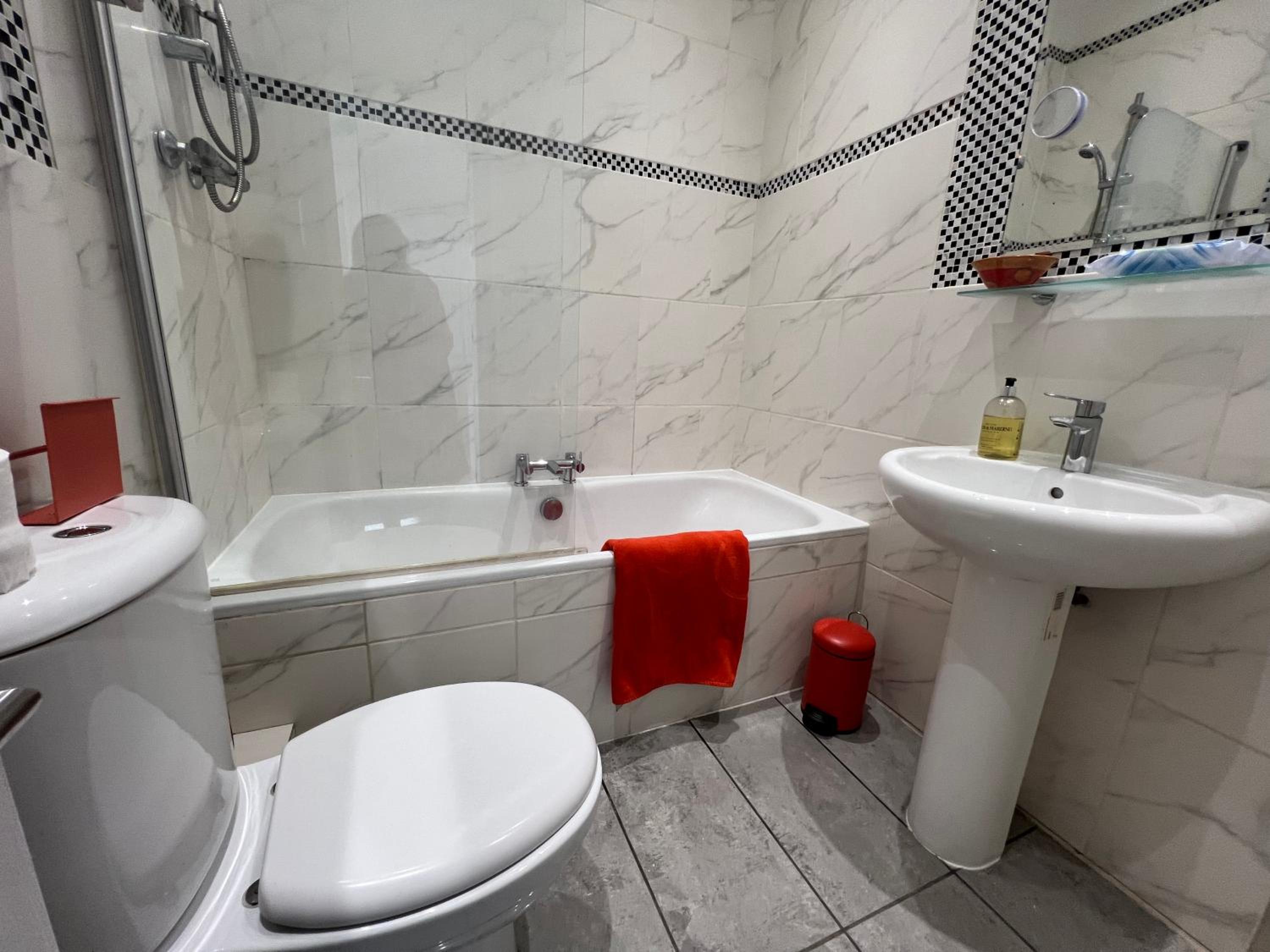 Stunning 2 bed flat in central Canton, Cardiff view 4
