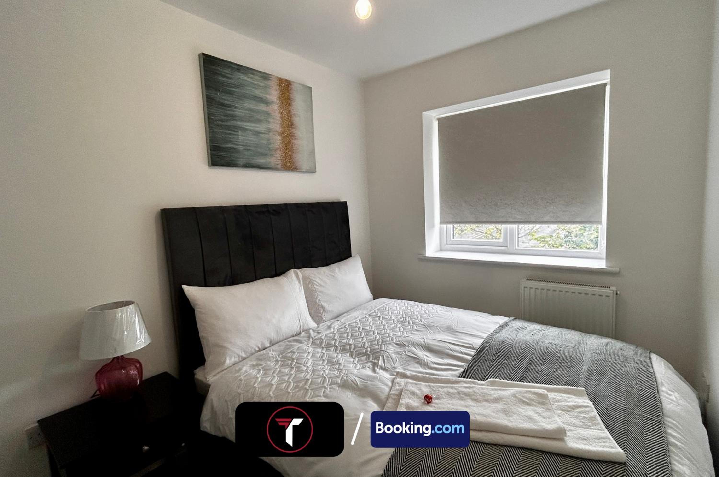 Spacious 4 Bedroom By Tara Stays Short Lets & Serviced Accommodation Aldershot With Free WiFi & Garden