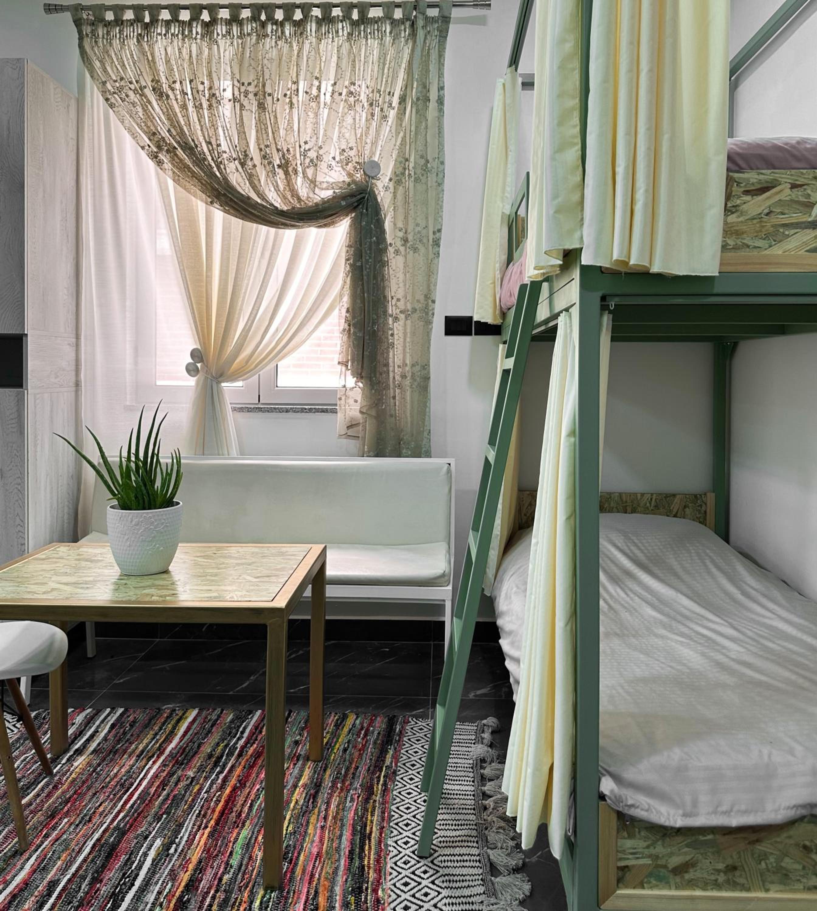 Canarin Hostel