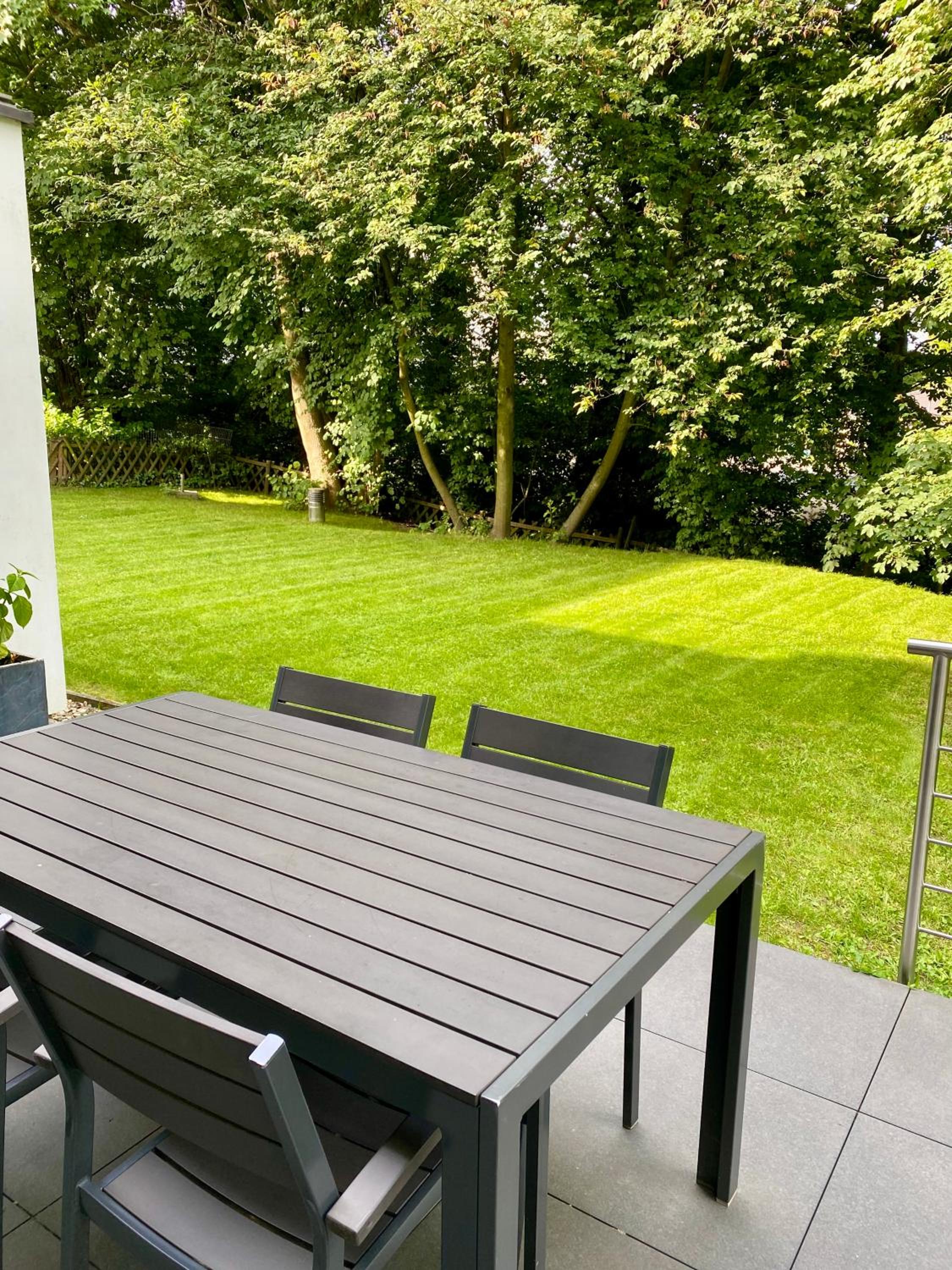 Modernes Ferienhaus mit 2 Balkonen, Terrasse und Garten !