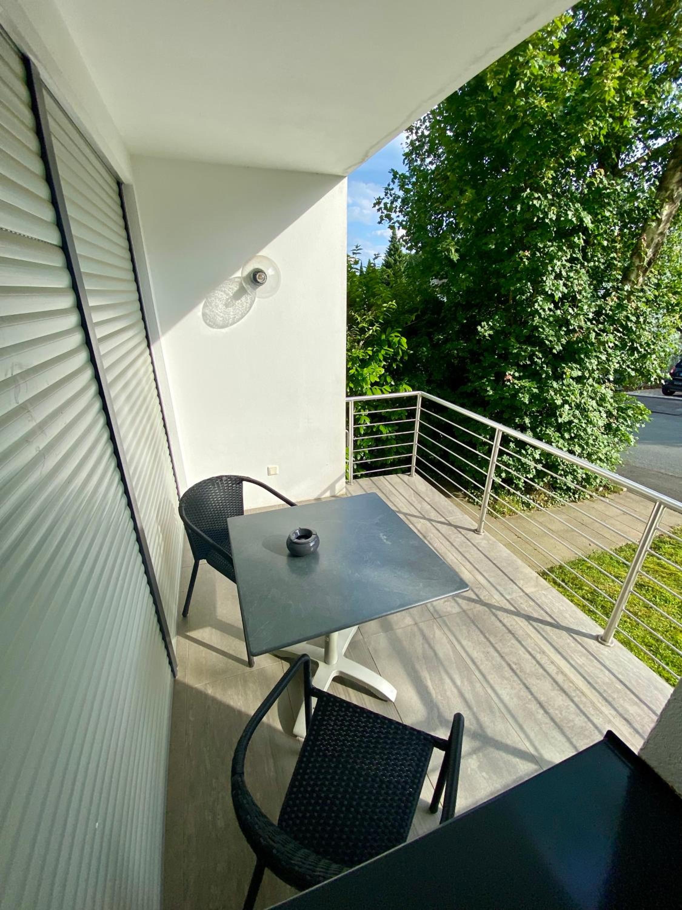 Modernes Ferienhaus mit 2 Balkonen, Terrasse und Garten !