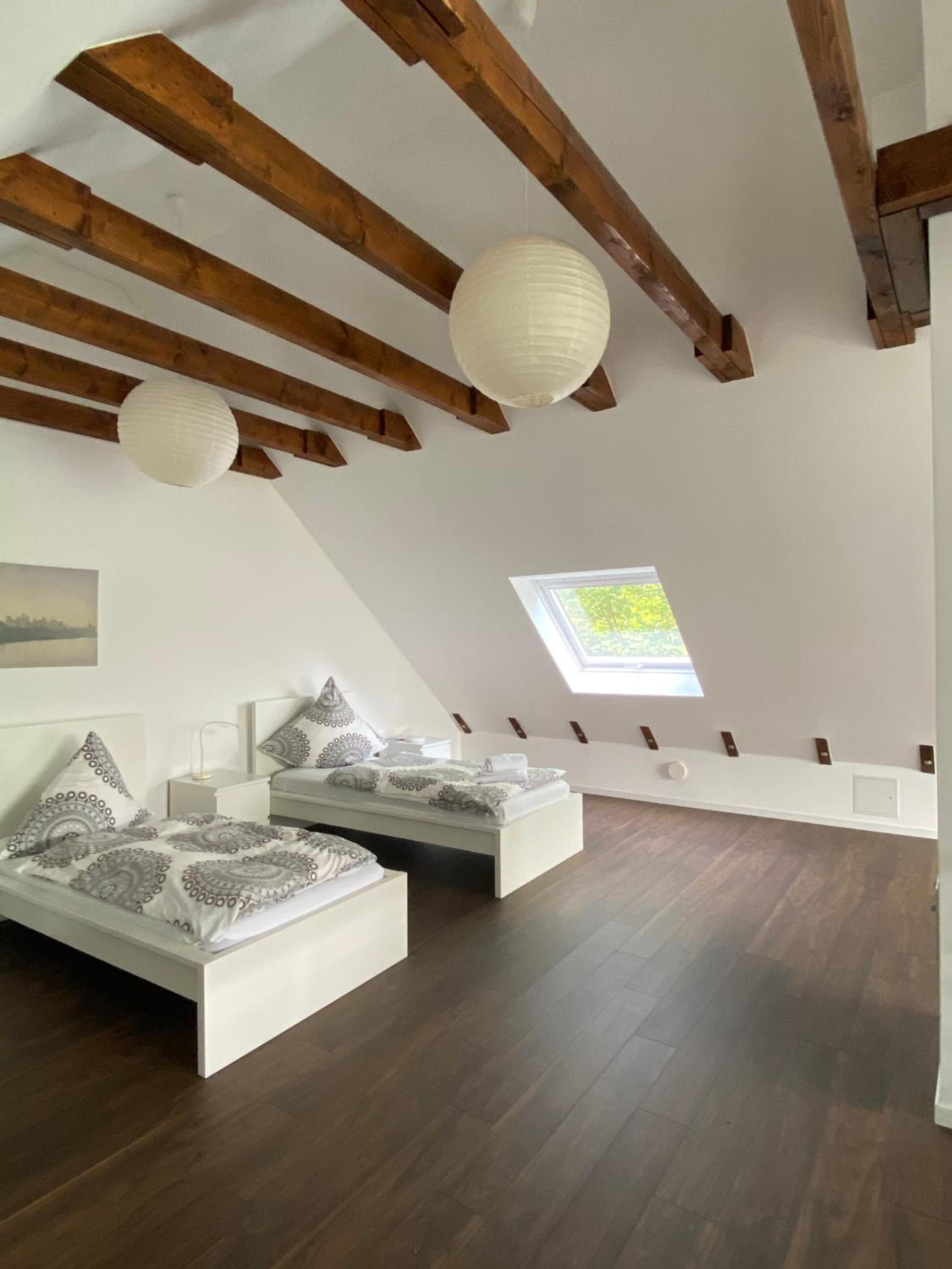 Modernes Ferienhaus mit 2 Balkonen, Terrasse und Garten !