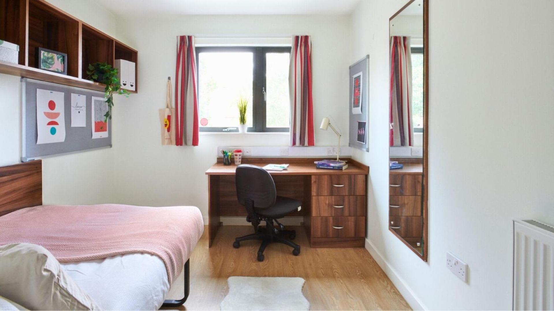 Stylish Private Ensuite Rooms in the Heart of Exeter