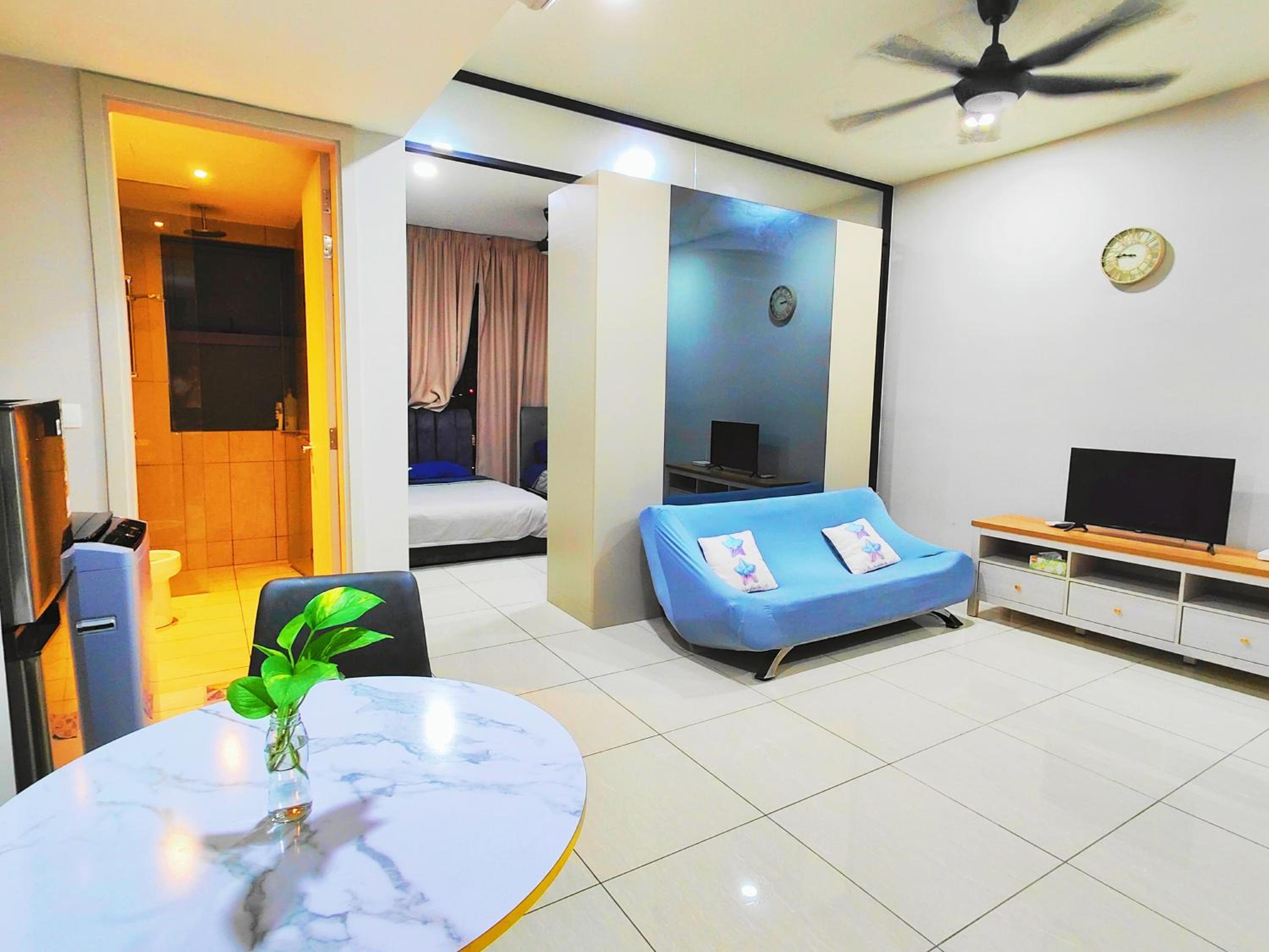 Central KL City Condo with Balcony Infinity Pool & LRT MRT & KLCC Mall Access