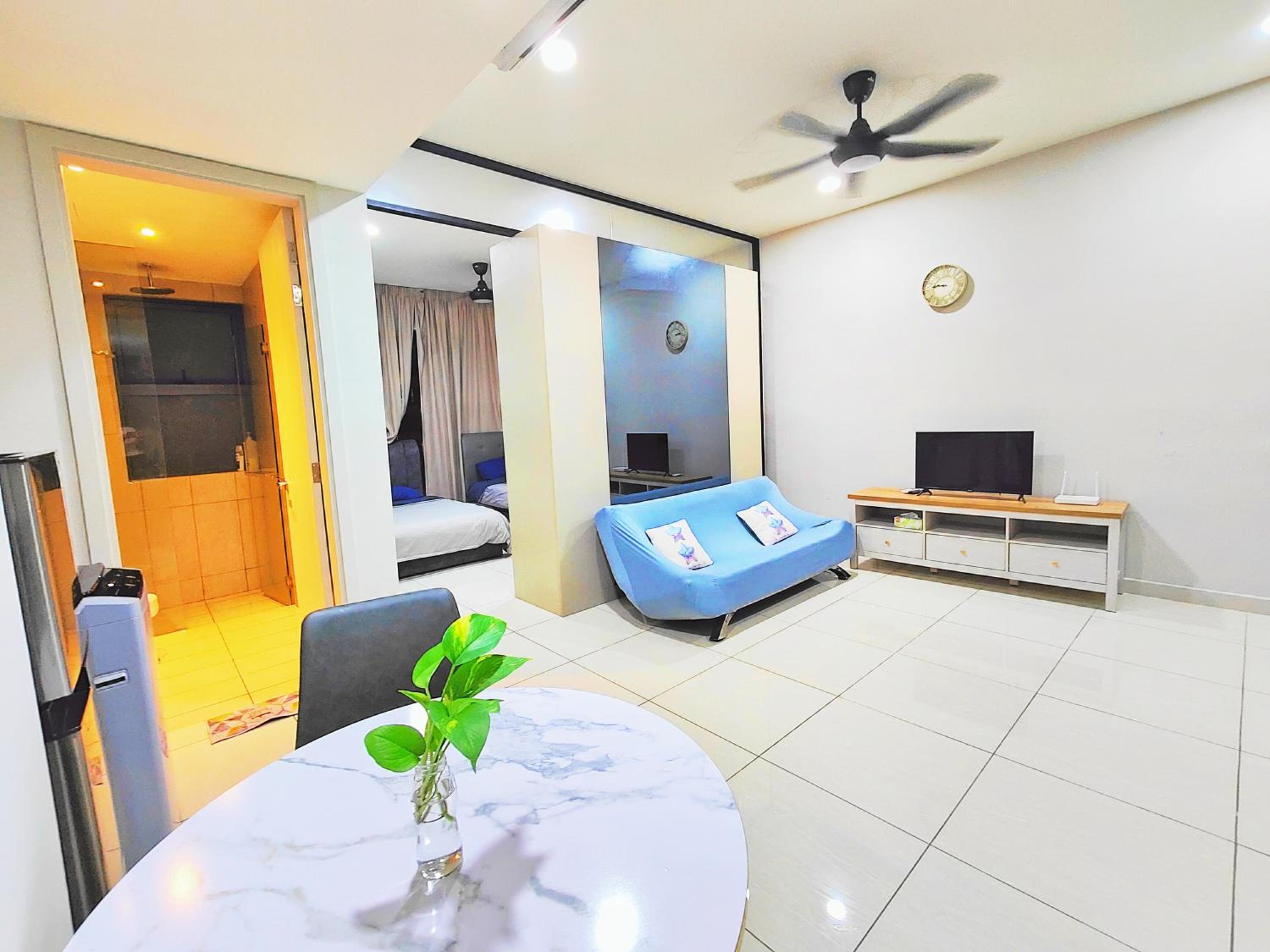 Central KL City Condo with Balcony Infinity Pool & LRT MRT & KLCC Mall Access