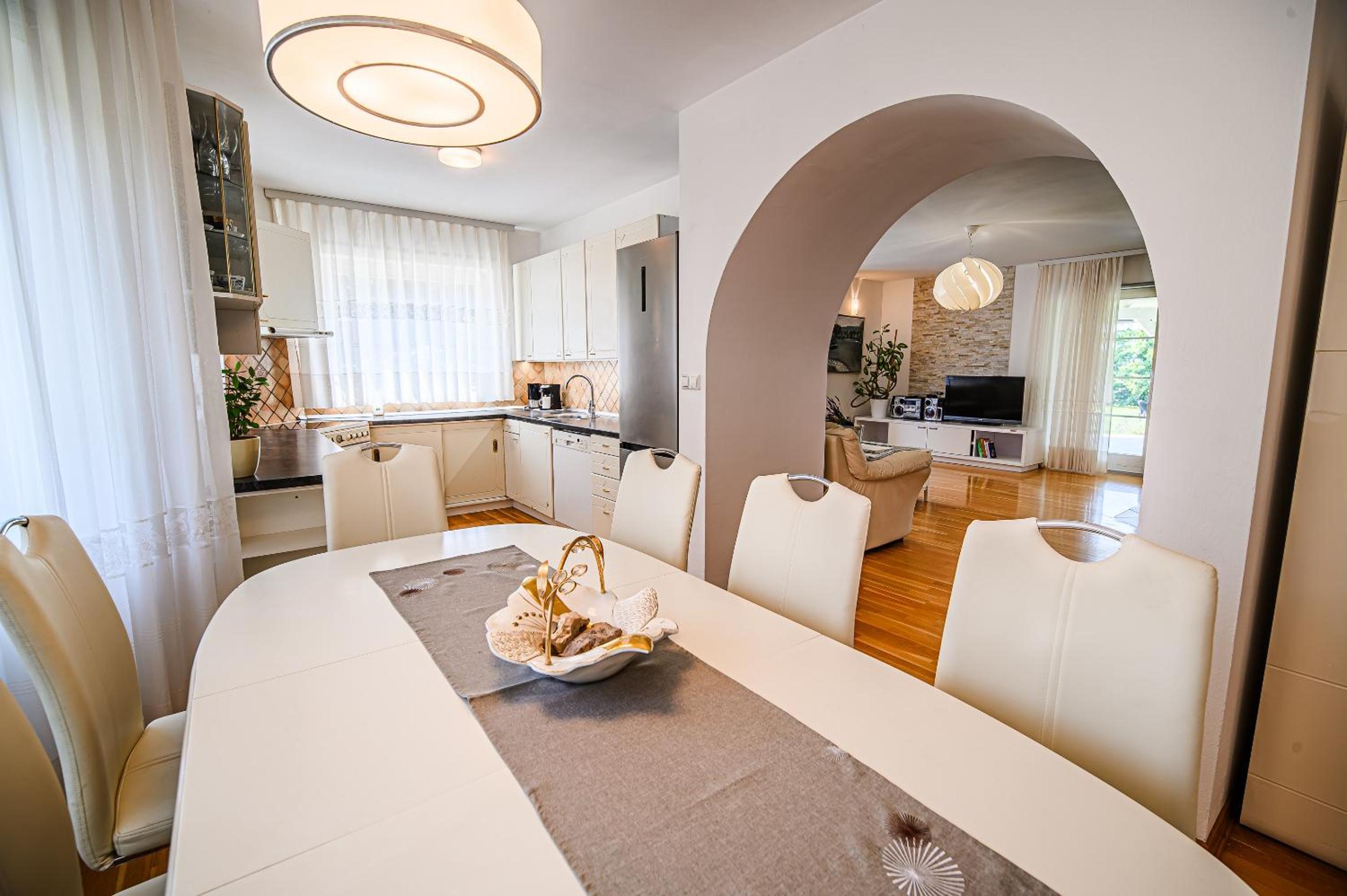 Holiday Home Slavc with 5 Bedrooms view 2