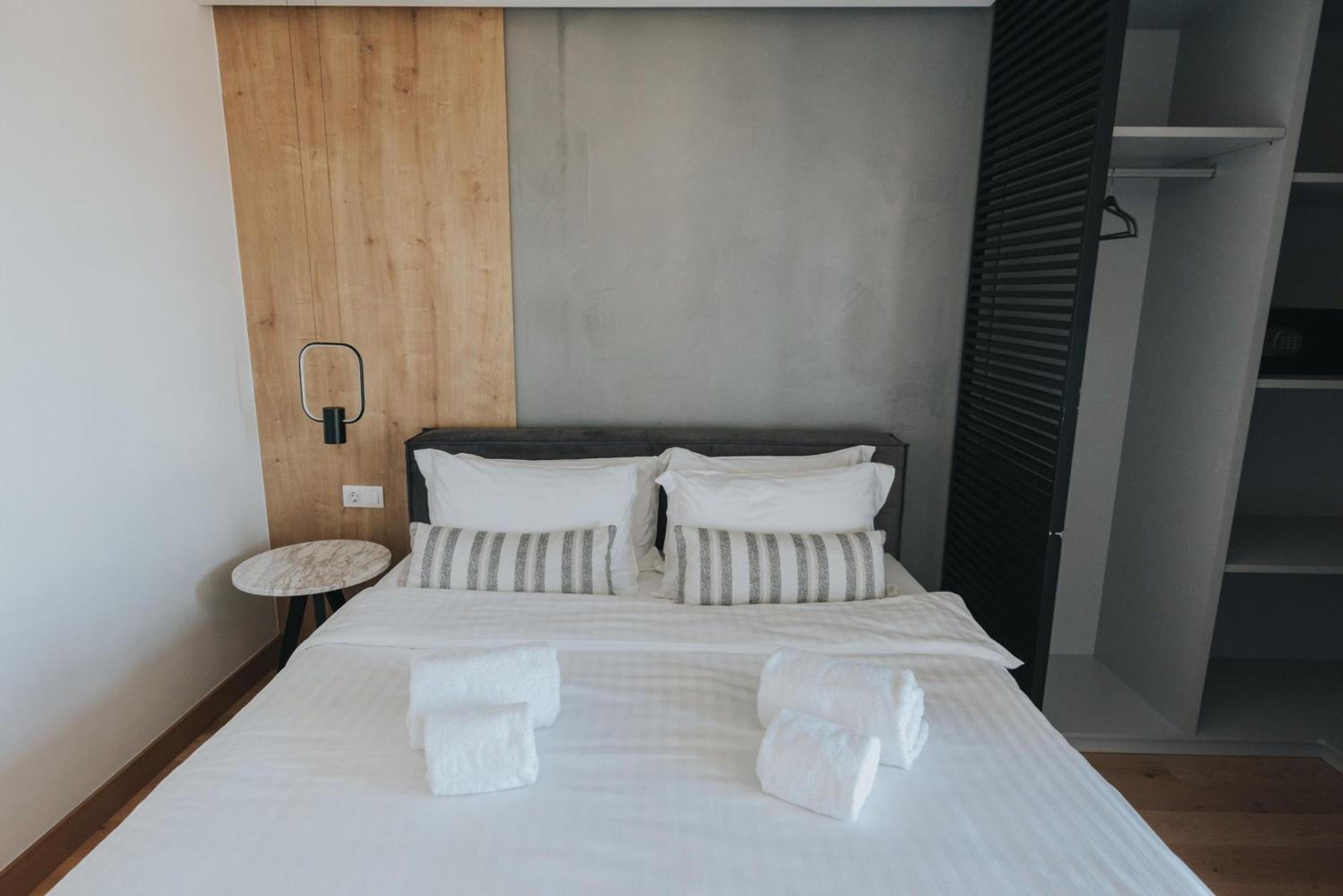 Earth Boutique Apartments next to Stavros Niarchos