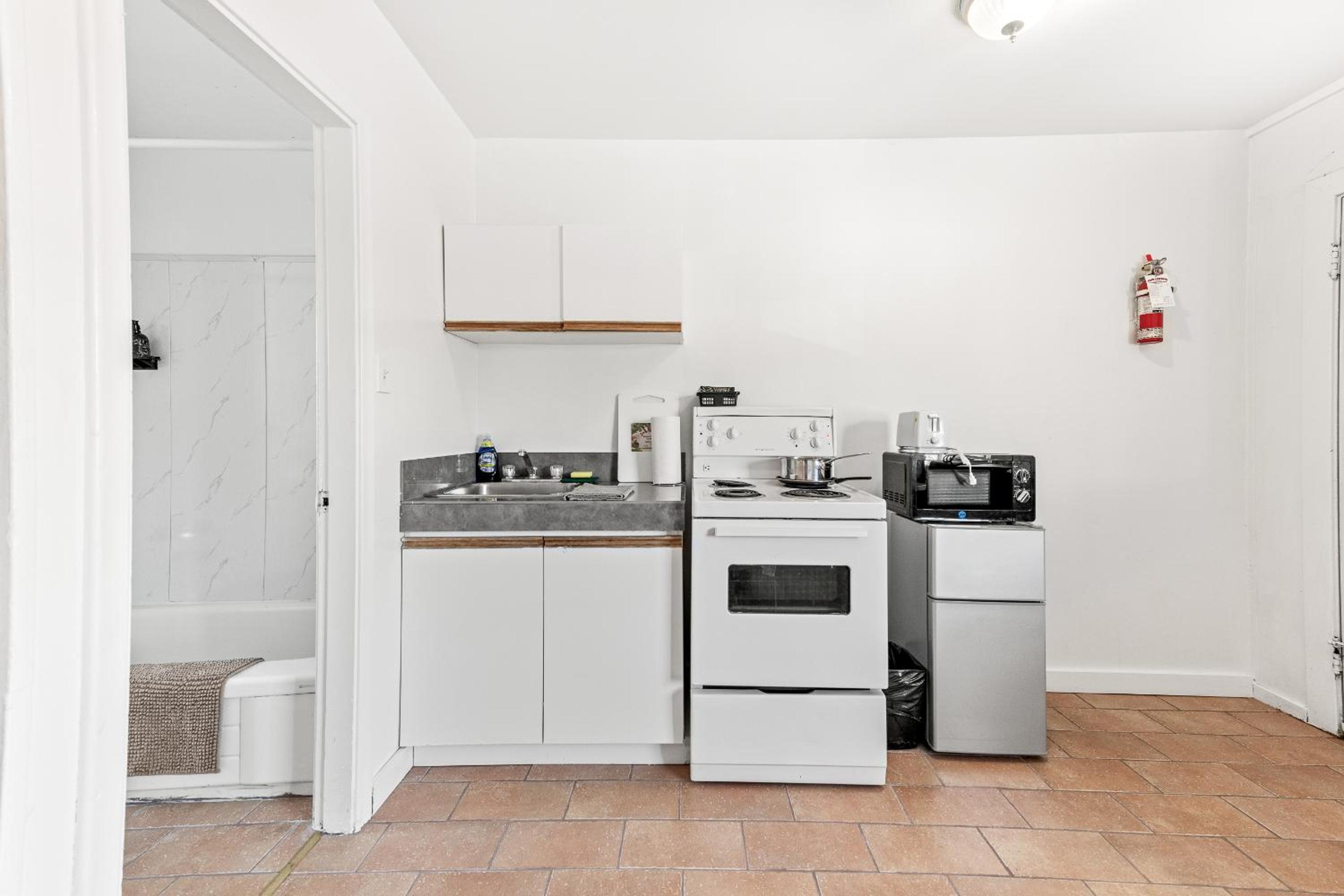 5000 Motel - Image 3