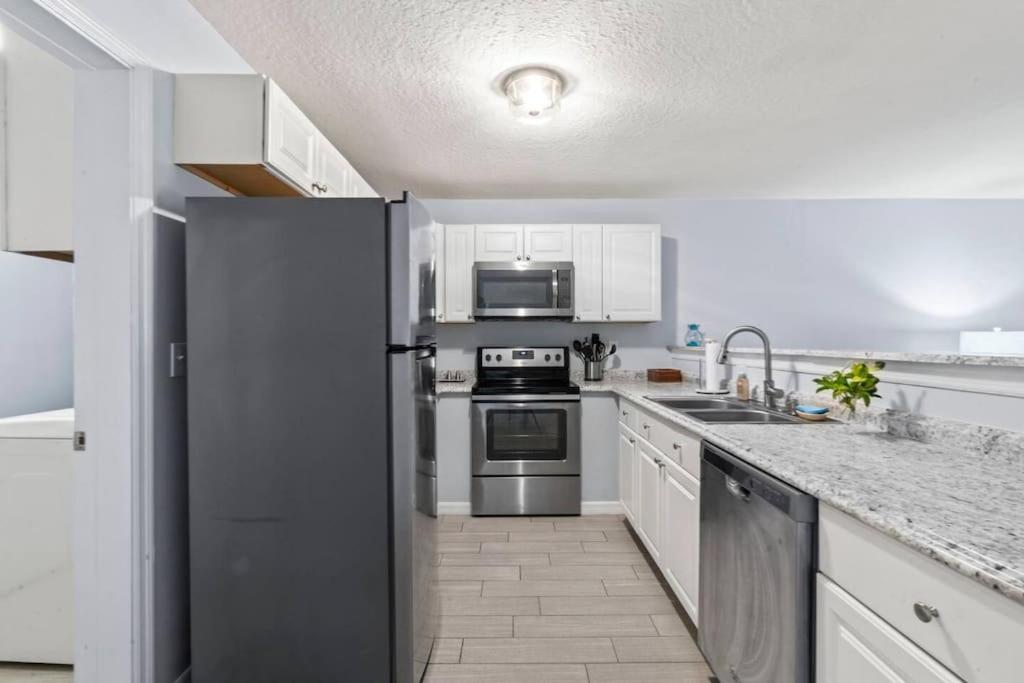 Charming and delightful getaway! Walk to Beach view 3