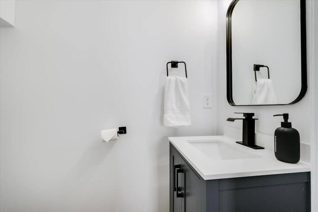 Modern Luxury Home Towel Warmers, Wi-Fi, Coffee view 2