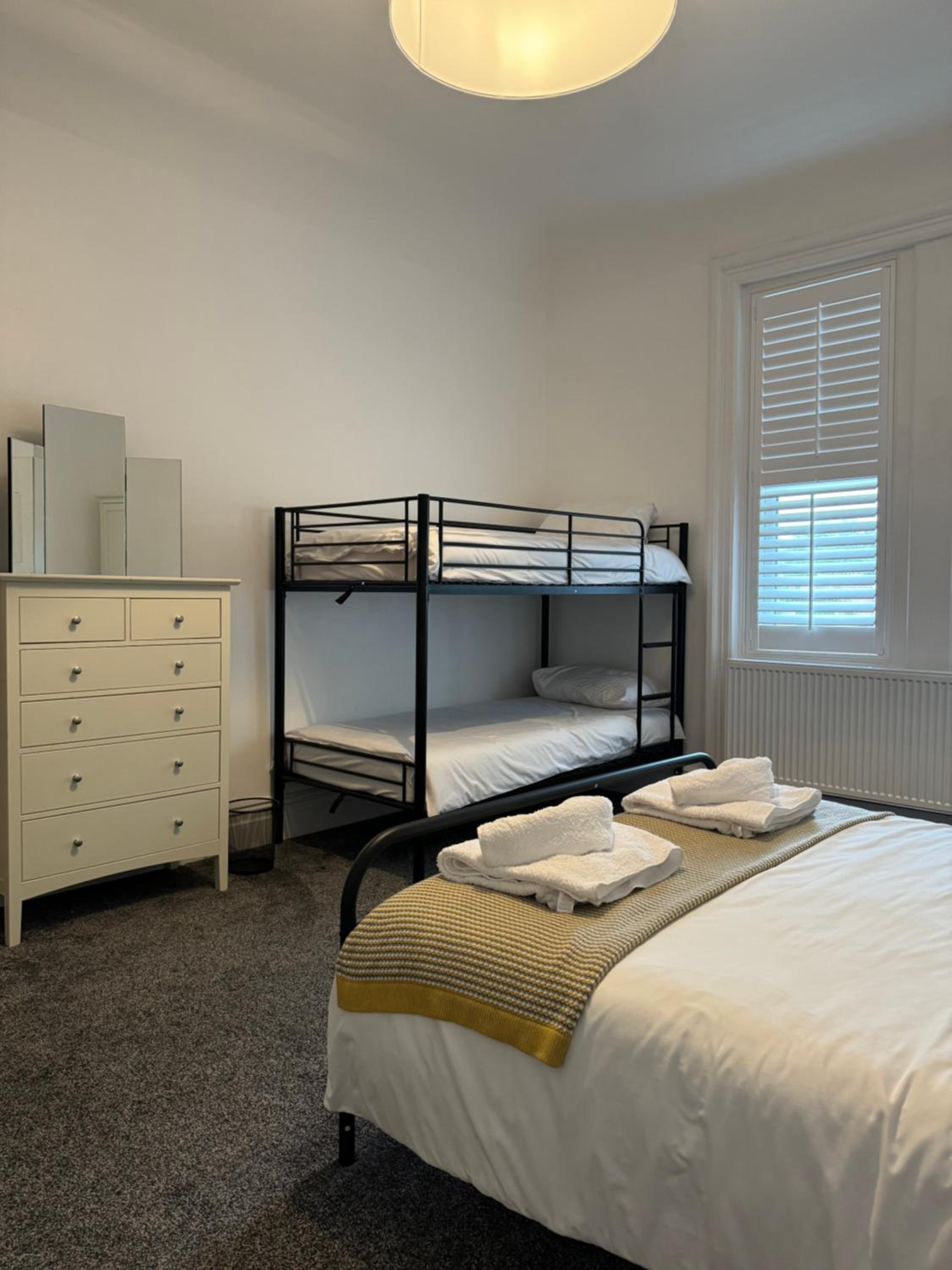 Spacious Victorian Birkdale Apartment with Garden