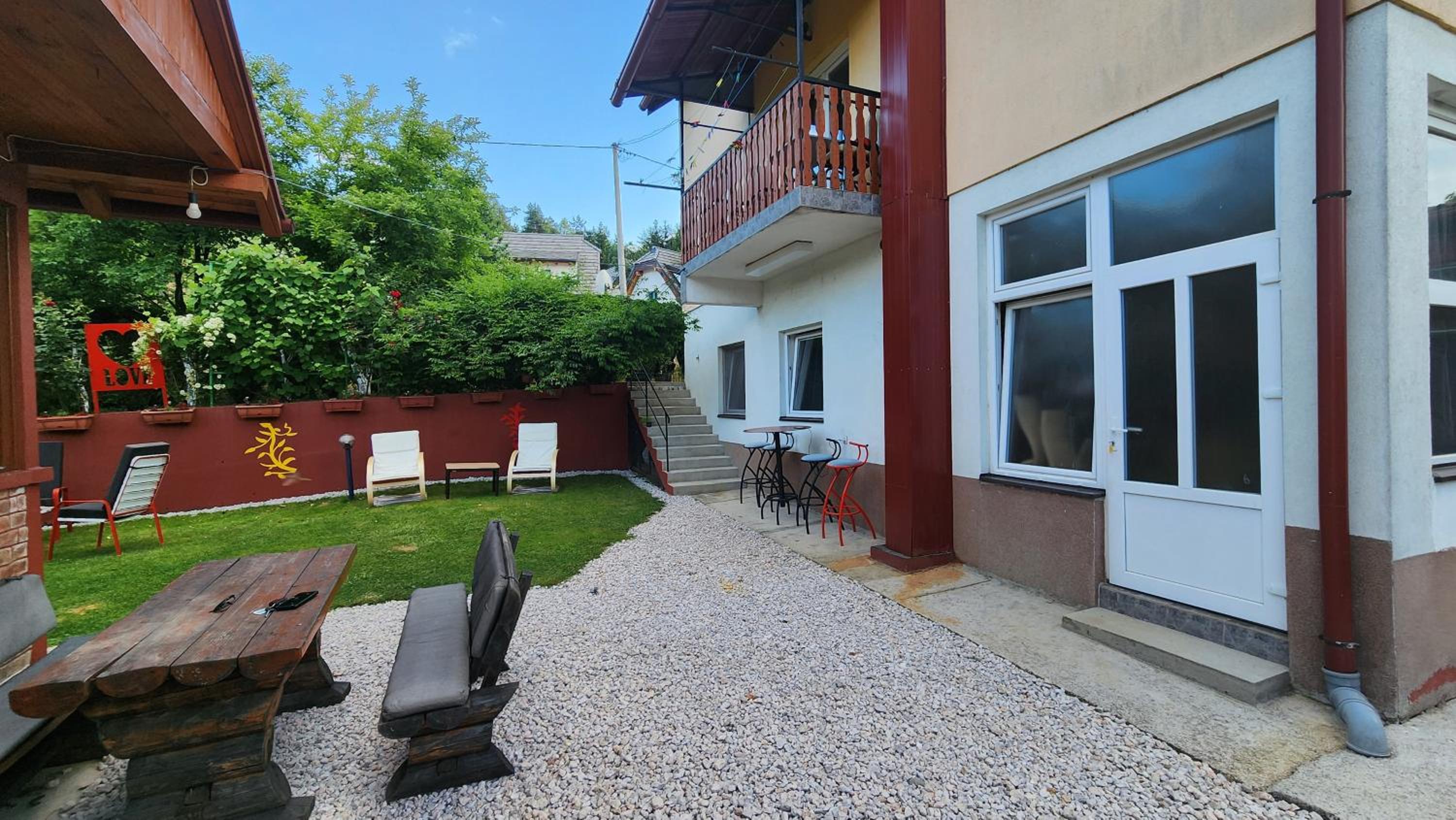 Apartmani Lavirint Ravne