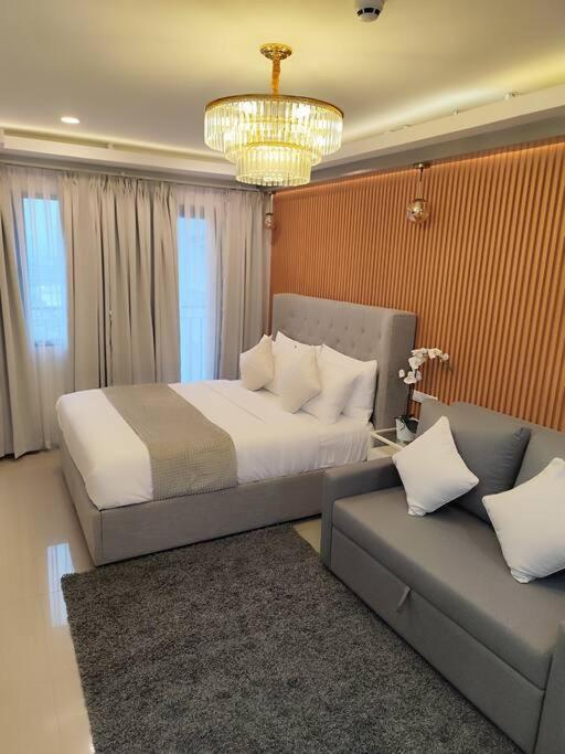 Georgia Luxe Suite at Shore 2 MOA view 5
