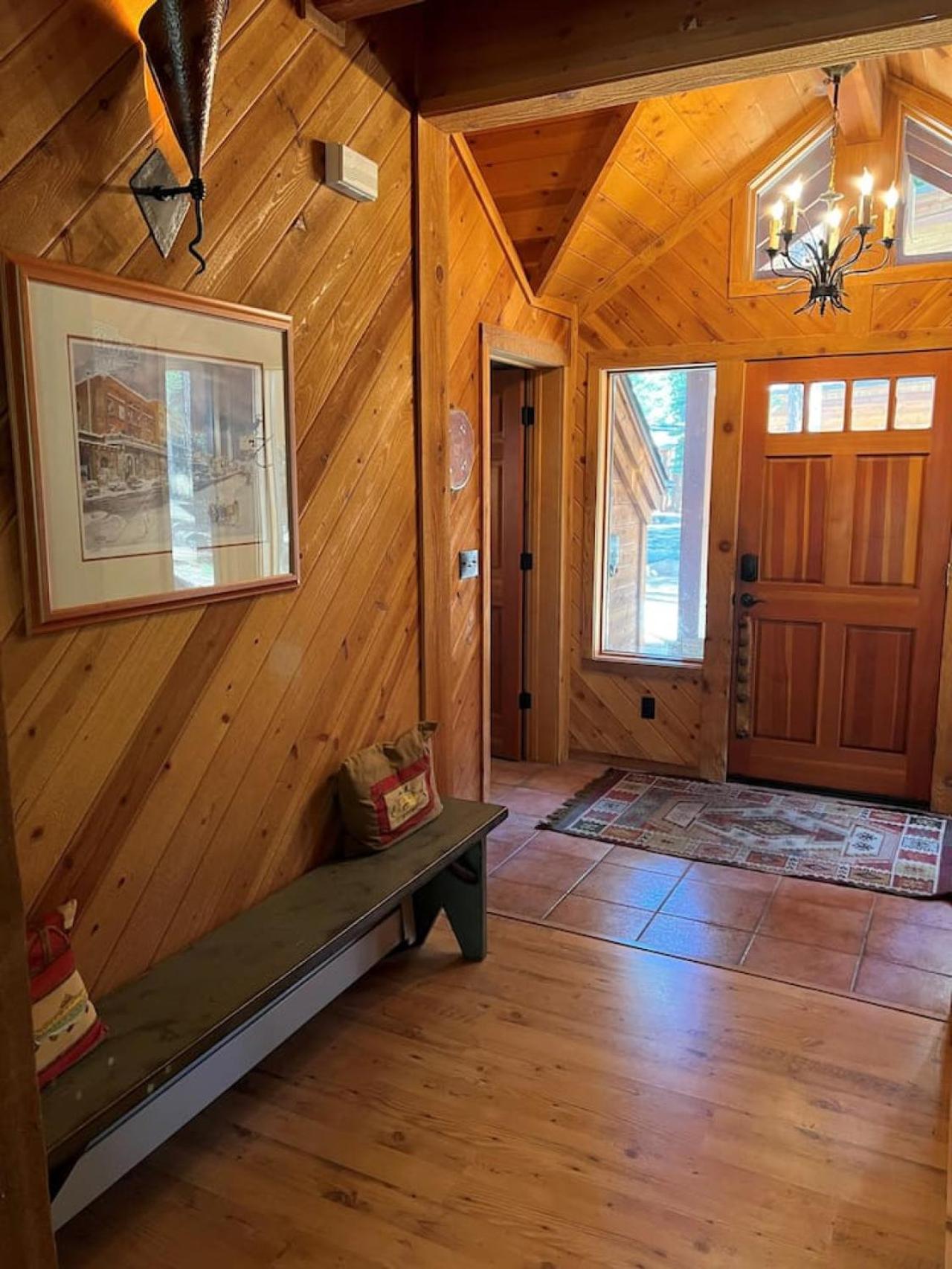 Cozy Ski Cabin Free Shuttle Village and Rec Center view 2