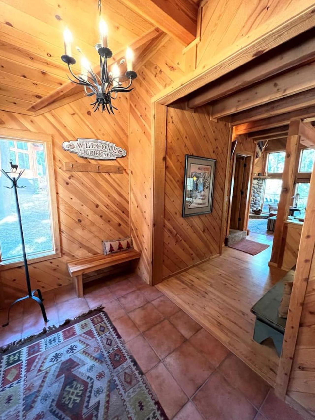 Cozy Ski Cabin Free Shuttle Village and Rec Center view 3