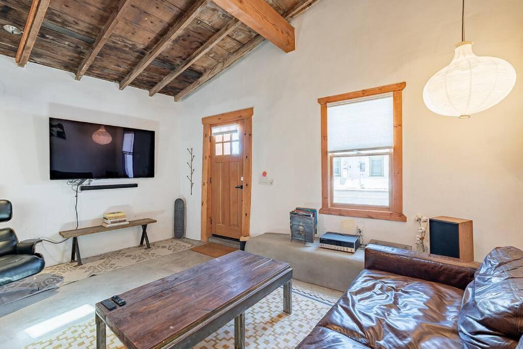 Barrio Bungalow - Historic 1900 Adobe Studio in Downtown view 4