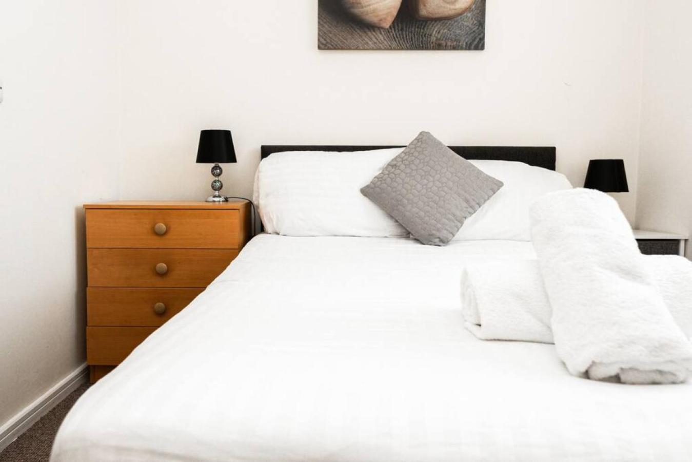 Greenings Apt Warrington - 2 Bed with FREE off road Parking & Wifi view 5