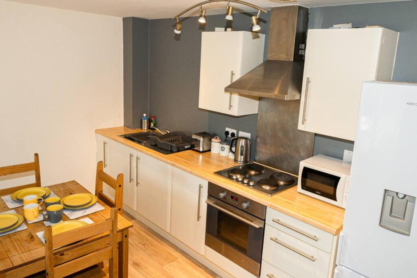 Greenings Apt Warrington - 2 Bed with FREE off road Parking & Wifi view 4
