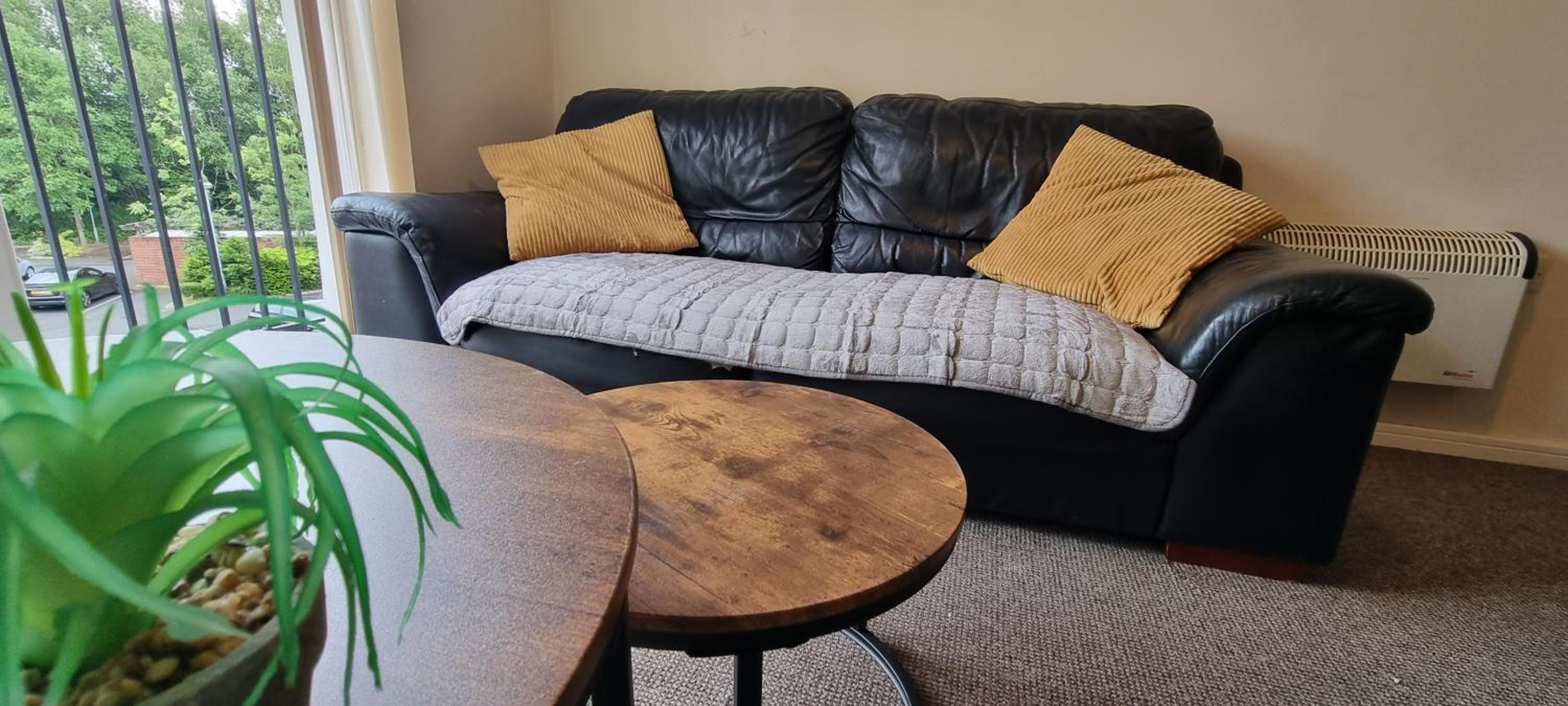 Greenings Apt Warrington - 2 Bed with FREE off road Parking & Wifi view 3