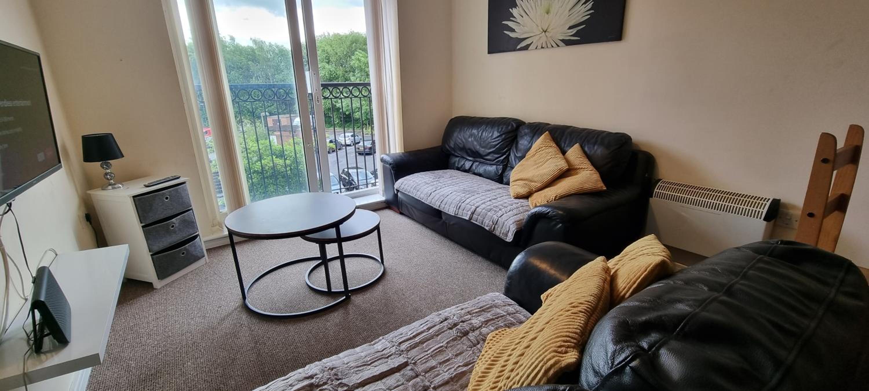 Greenings Apt Warrington - 2 Bed with FREE off road Parking & Wifi view 2