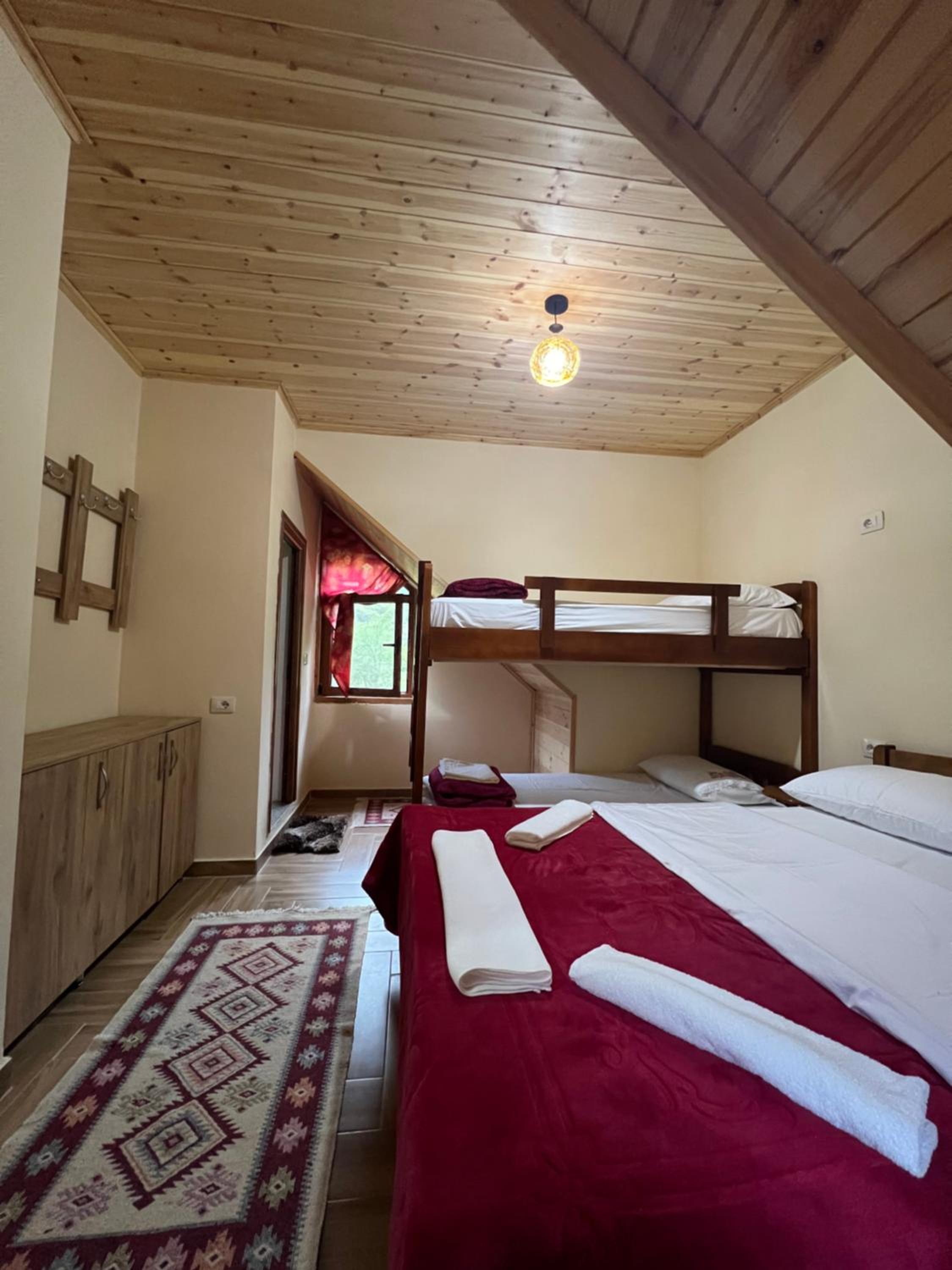 Guest House Shtëpiza Theth