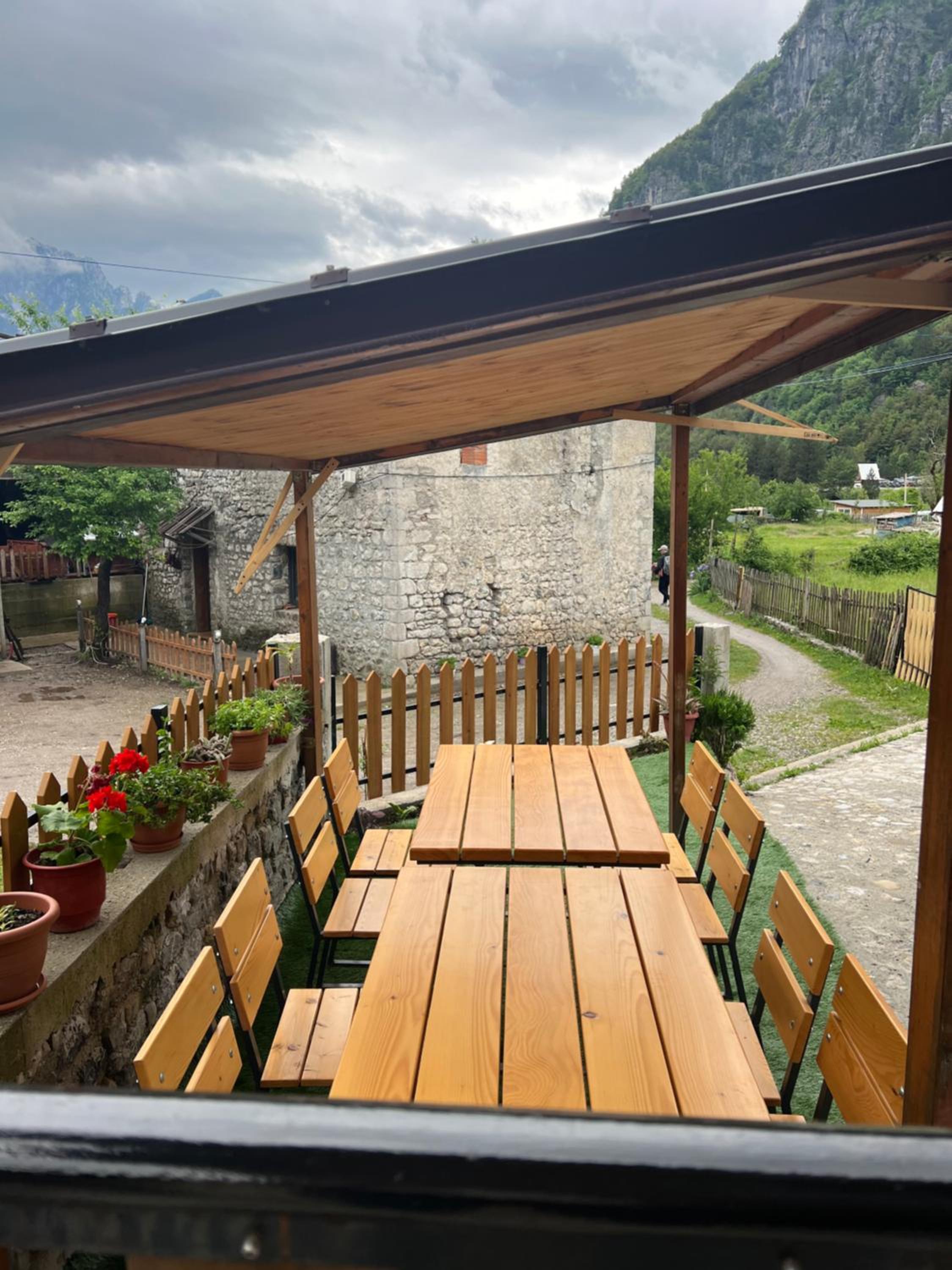 Guest House Shtëpiza Theth