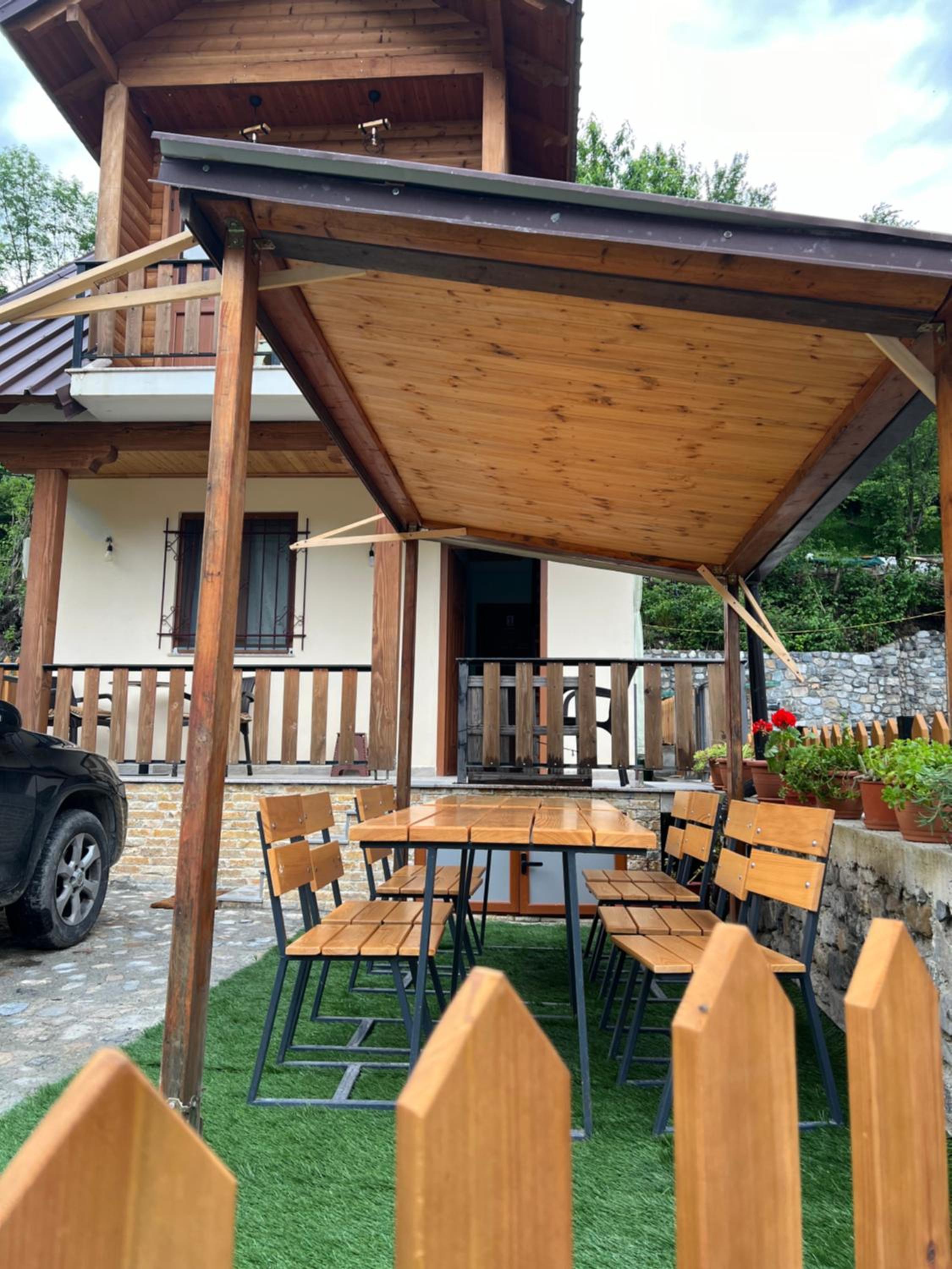Guest House Shtëpiza Theth